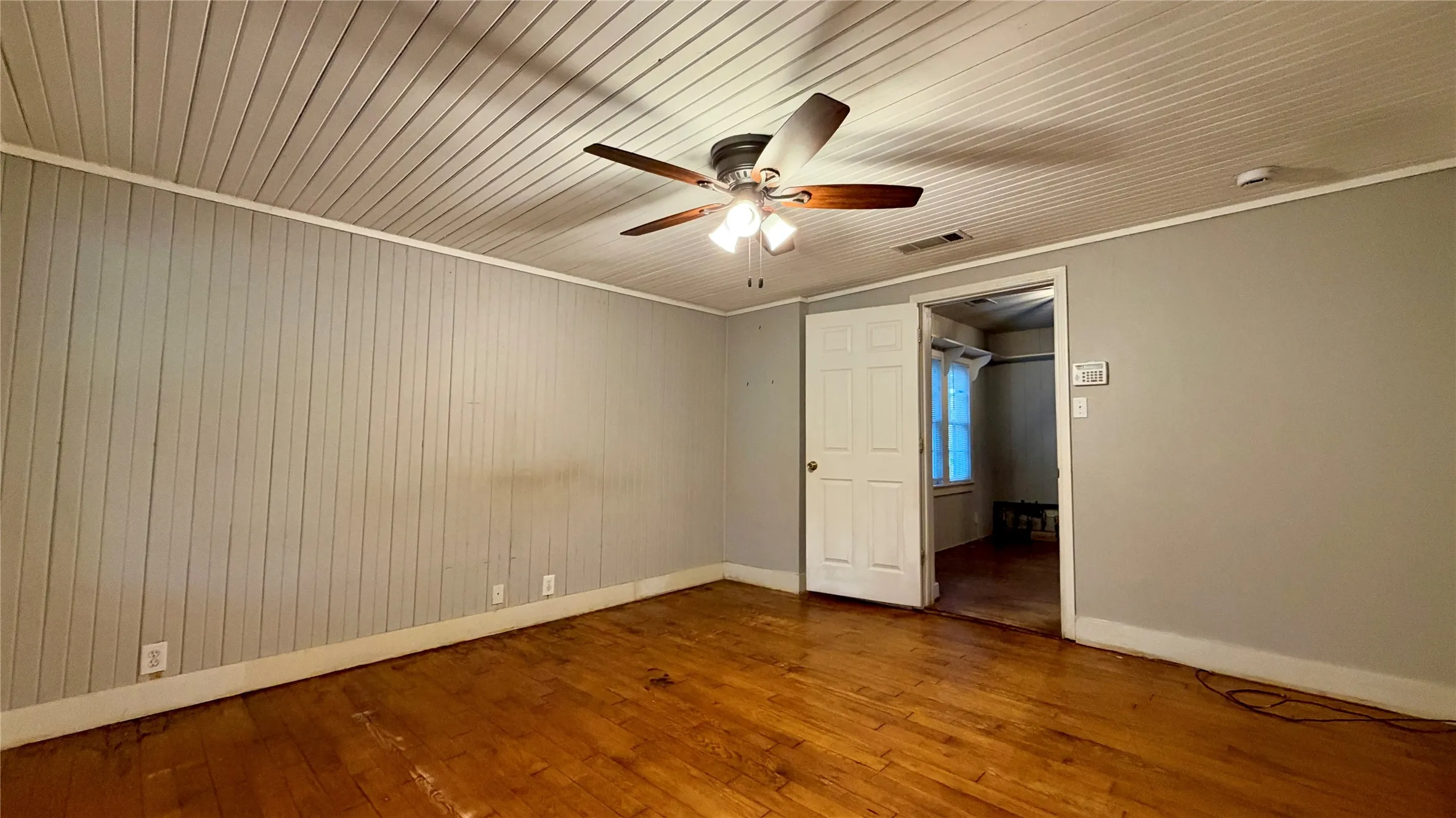 Single Family Residence For Sale in Kaufman County , 313 Elm Drive, Terrell, Texas 75160, 3 Bedroom, 2 Bathroom, 1 Garage spaces, 2,422 Sqft, built in 1940, mls#21405635, Real Estate Agent in Terrell, Homes For Sale in Kaufman county, Homes For Sale in Terrell, Realtor in Terrell Texas, Real Estate Brokerage Independent Realty Texas, Luminita Cordes Realtor