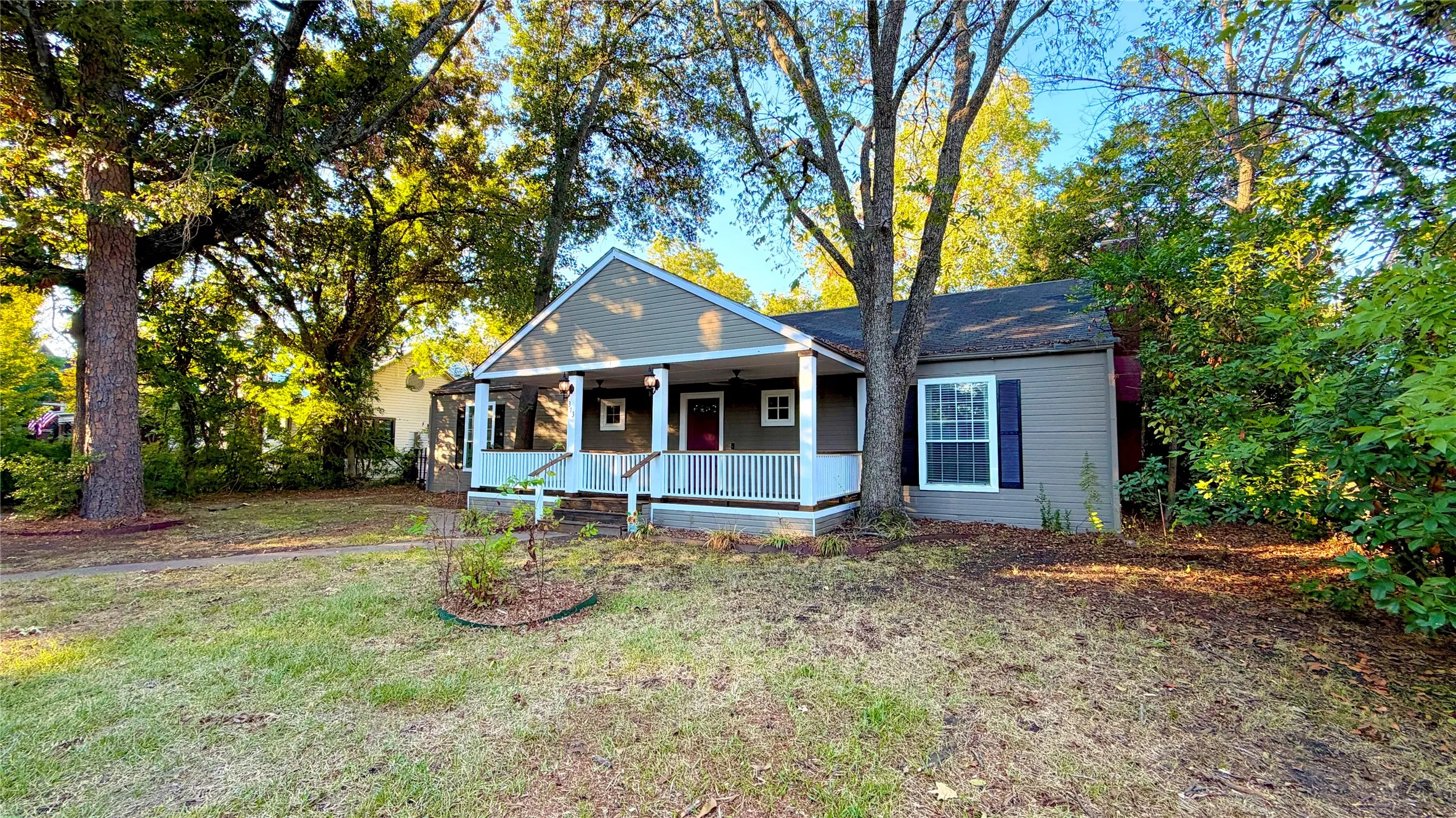 Single Family Residence For Sale in Kaufman County , 313 Elm Drive, Terrell, Texas 75160, 3 Bedroom, 2 Bathroom, 1 Garage spaces, 2,422 Sqft, built in 1940, mls#21405635, Real Estate Agent in Terrell, Homes For Sale in Kaufman county, Homes For Sale in Terrell, Realtor in Terrell Texas, Real Estate Brokerage Independent Realty Texas, Luminita Cordes Realtor