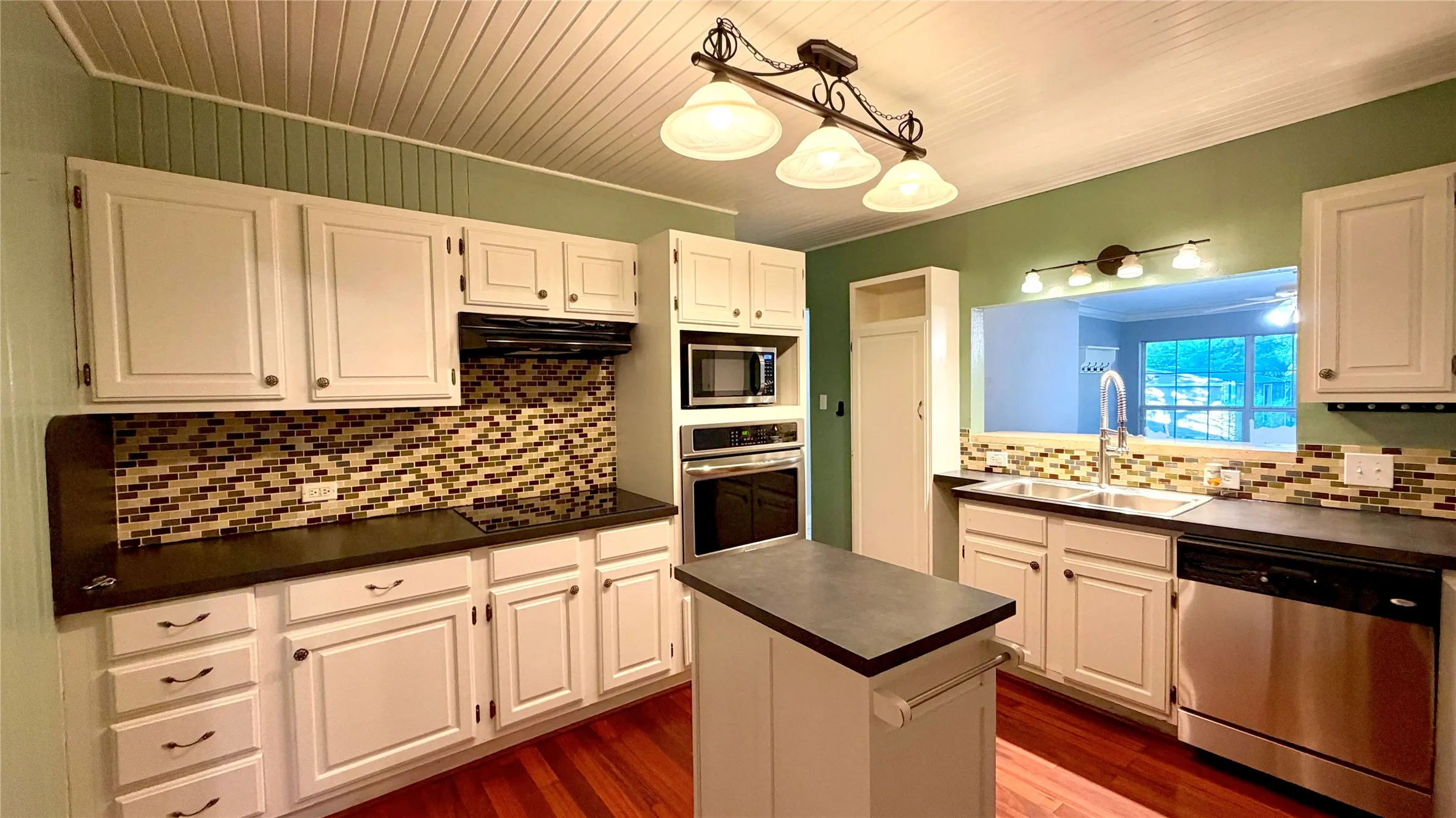 Single Family Residence For Sale in Kaufman County , 313 Elm Drive, Terrell, Texas 75160, 3 Bedroom, 2 Bathroom, 1 Garage spaces, 2,422 Sqft, built in 1940, mls#21405635, Real Estate Agent in Terrell, Homes For Sale in Kaufman county, Homes For Sale in Terrell, Realtor in Terrell Texas, Real Estate Brokerage Independent Realty Texas, Luminita Cordes Realtor