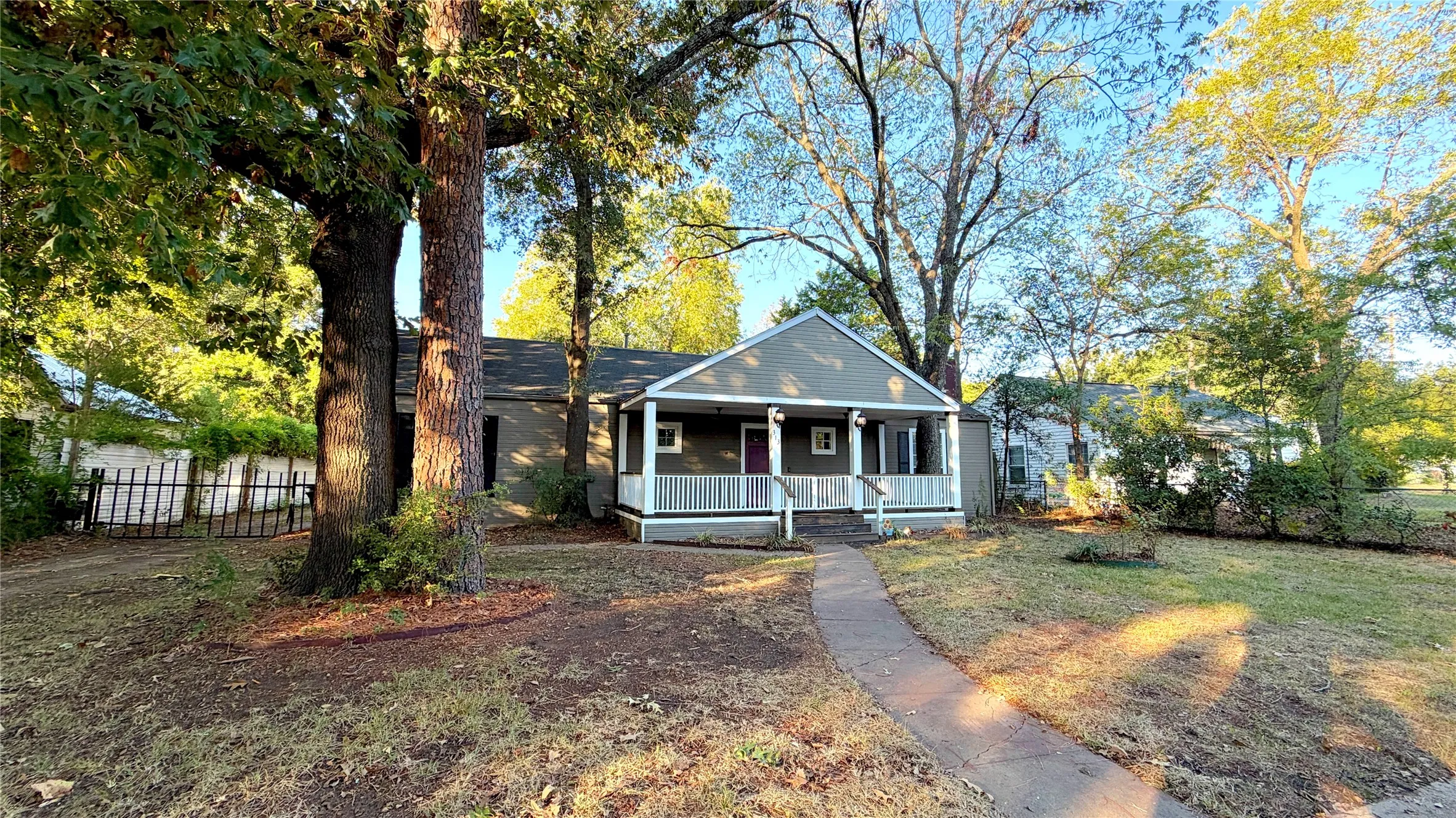 Single Family Residence For Sale in Kaufman County , 313 Elm Drive, Terrell, Texas 75160, 3 Bedroom, 2 Bathroom, 1 Garage spaces, 2,422 Sqft, built in 1940, mls#21405635, Real Estate Agent in Terrell, Homes For Sale in Kaufman county, Homes For Sale in Terrell, Realtor in Terrell Texas, Real Estate Brokerage Independent Realty Texas, Luminita Cordes Realtor