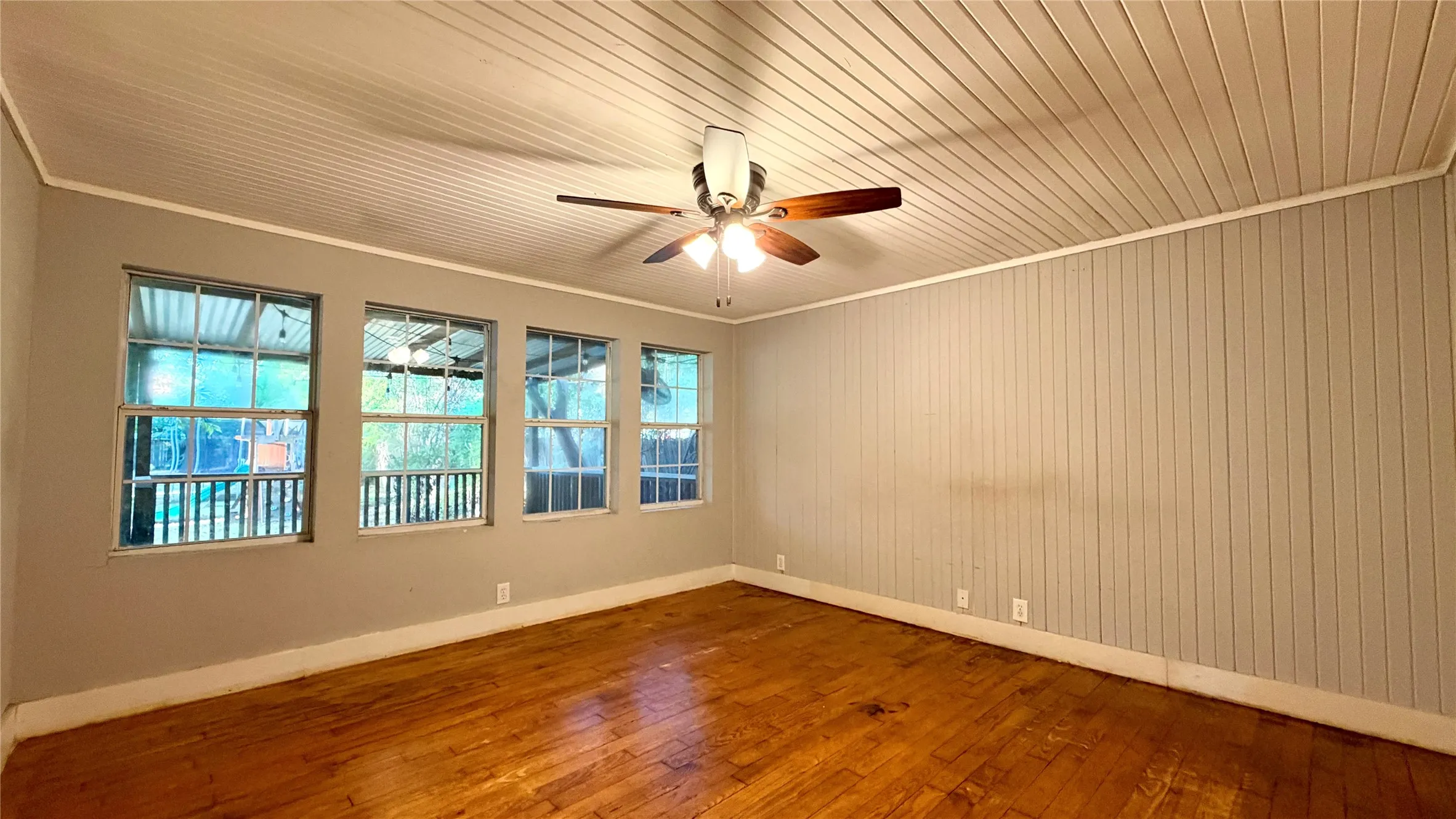 Single Family Residence For Sale in Kaufman County , 313 Elm Drive, Terrell, Texas 75160, 3 Bedroom, 2 Bathroom, 1 Garage spaces, 2,422 Sqft, built in 1940, mls#21405635, Real Estate Agent in Terrell, Homes For Sale in Kaufman county, Homes For Sale in Terrell, Realtor in Terrell Texas, Real Estate Brokerage Independent Realty Texas, Luminita Cordes Realtor