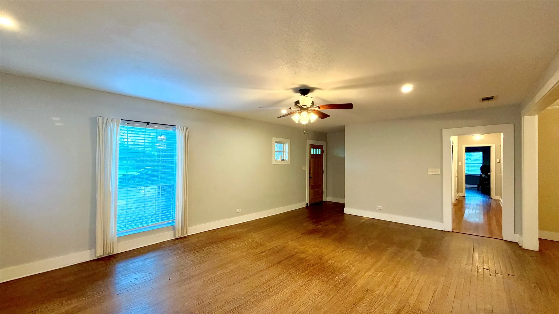 Single Family Residence For Sale in Kaufman County , 313 Elm Drive, Terrell, Texas 75160, 3 Bedroom, 2 Bathroom, 1 Garage spaces, 2,422 Sqft, built in 1940, mls#21405635, Real Estate Agent in Terrell, Homes For Sale in Kaufman county, Homes For Sale in Terrell, Realtor in Terrell Texas, Real Estate Brokerage Independent Realty Texas, Luminita Cordes Realtor