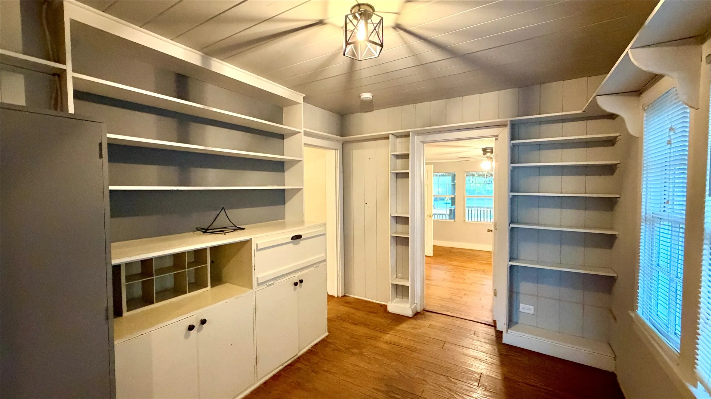 Single Family Residence For Sale in Kaufman County , 313 Elm Drive, Terrell, Texas 75160, 3 Bedroom, 2 Bathroom, 1 Garage spaces, 2,422 Sqft, built in 1940, mls#21405635, Real Estate Agent in Terrell, Homes For Sale in Kaufman county, Homes For Sale in Terrell, Realtor in Terrell Texas, Real Estate Brokerage Independent Realty Texas, Luminita Cordes Realtor
