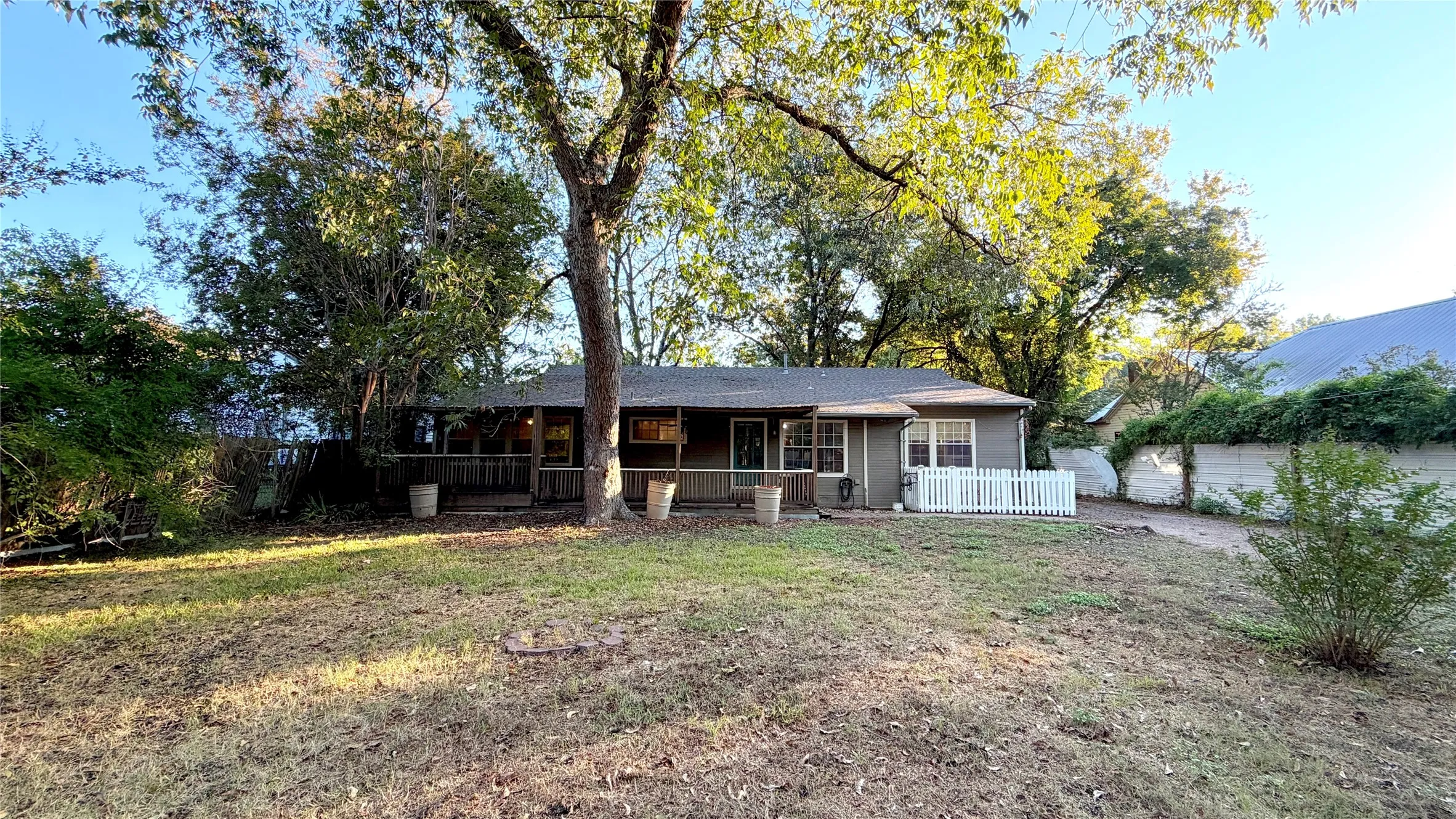 Single Family Residence For Sale in Kaufman County , 313 Elm Drive, Terrell, Texas 75160, 3 Bedroom, 2 Bathroom, 1 Garage spaces, 2,422 Sqft, built in 1940, mls#21405635, Real Estate Agent in Terrell, Homes For Sale in Kaufman county, Homes For Sale in Terrell, Realtor in Terrell Texas, Real Estate Brokerage Independent Realty Texas, Luminita Cordes Realtor