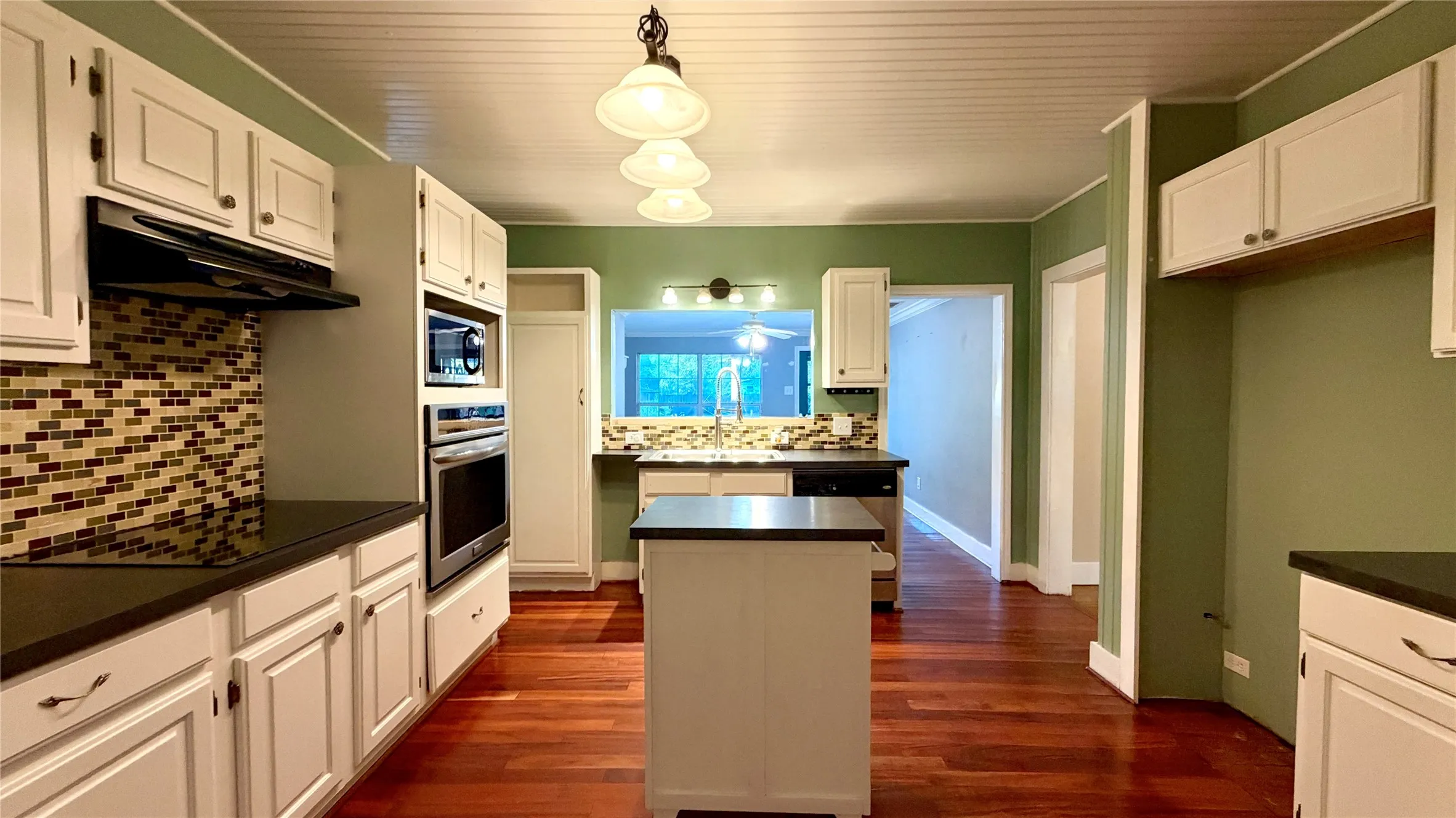 Single Family Residence For Sale in Kaufman County , 313 Elm Drive, Terrell, Texas 75160, 3 Bedroom, 2 Bathroom, 1 Garage spaces, 2,422 Sqft, built in 1940, mls#21405635, Real Estate Agent in Terrell, Homes For Sale in Kaufman county, Homes For Sale in Terrell, Realtor in Terrell Texas, Real Estate Brokerage Independent Realty Texas, Luminita Cordes Realtor