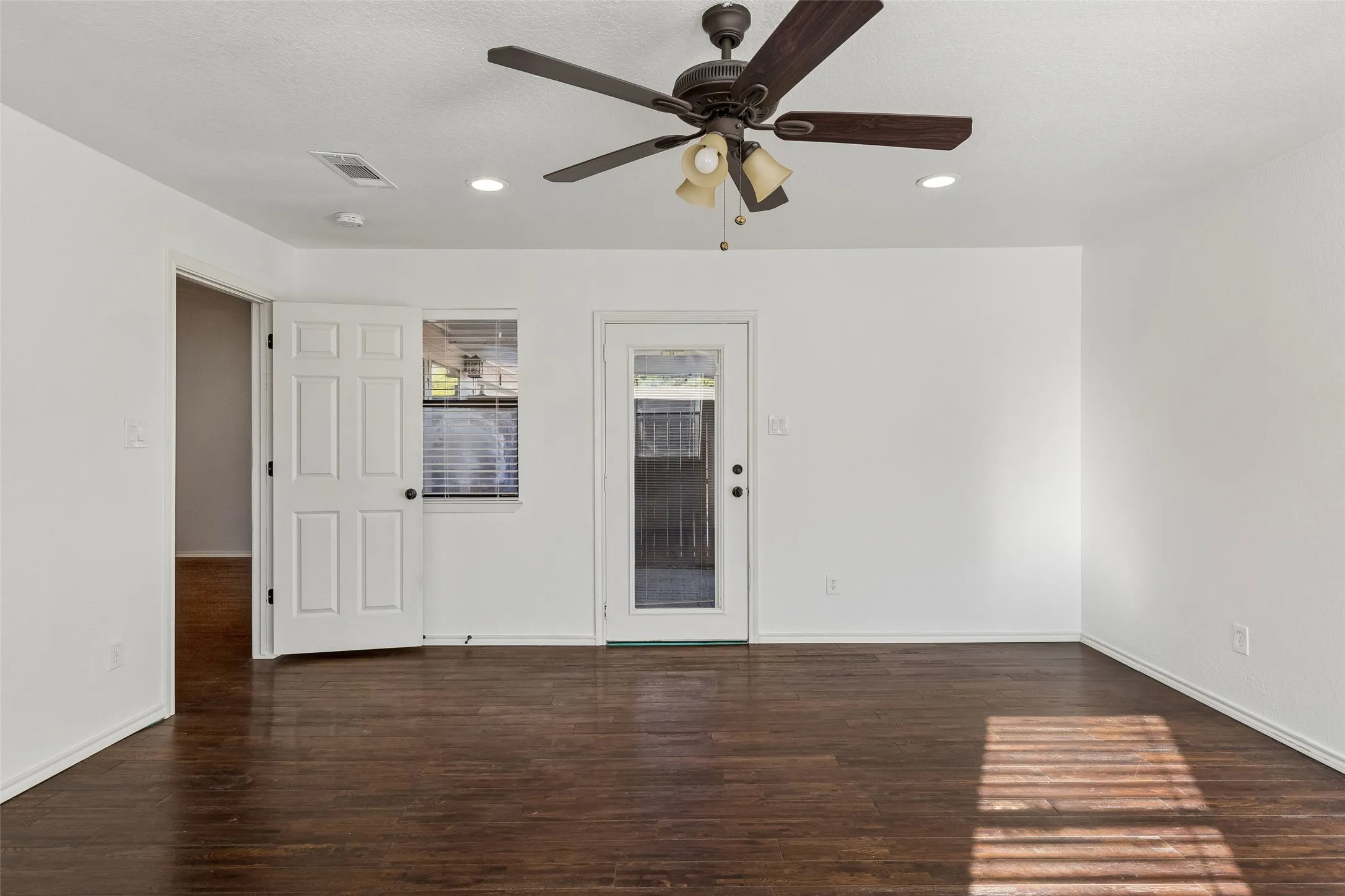 Single Family Residence For Rent in Collin County , 921 Harvest Glen Drive, Plano, Texas 75023, 3 Bedroom, 2 Bathroom, 2 Garage spaces, 1,800 Sqft, built in 1972, mls#21407145, Real Estate Agent in Plano, Homes For Rent in Collin county, Homes For Rent in Plano, Realtor in Plano Texas, Real Estate Brokerage Independent Realty Texas, Luminita Cordes Realtor