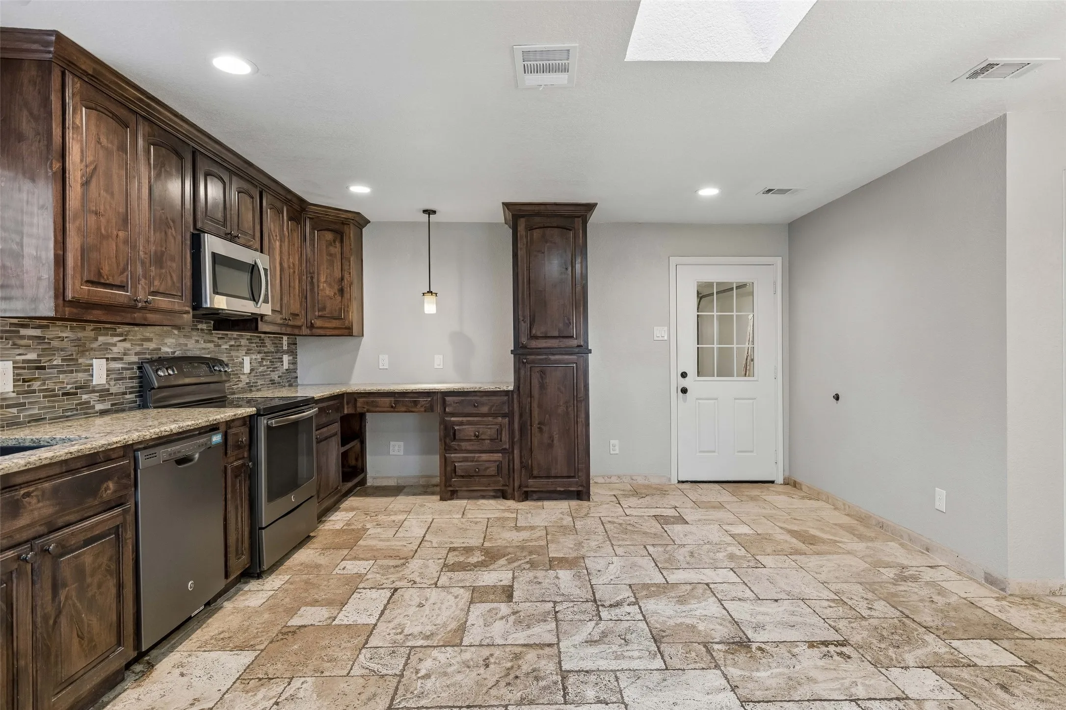Single Family Residence For Rent in Collin County , 921 Harvest Glen Drive, Plano, Texas 75023, 3 Bedroom, 2 Bathroom, 2 Garage spaces, 1,800 Sqft, built in 1972, mls#21407145, Real Estate Agent in Plano, Homes For Rent in Collin county, Homes For Rent in Plano, Realtor in Plano Texas, Real Estate Brokerage Independent Realty Texas, Luminita Cordes Realtor