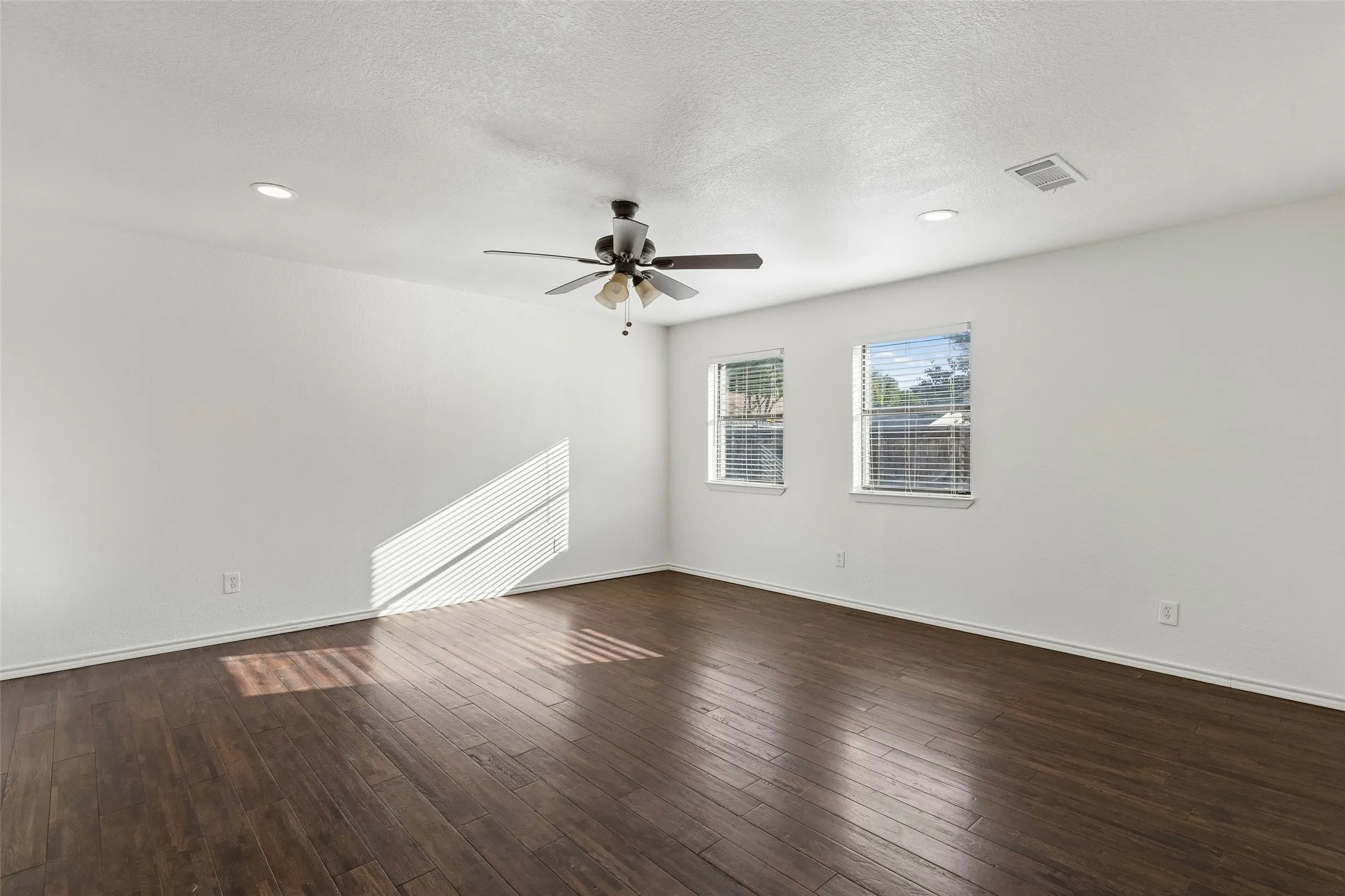 Single Family Residence For Rent in Collin County , 921 Harvest Glen Drive, Plano, Texas 75023, 3 Bedroom, 2 Bathroom, 2 Garage spaces, 1,800 Sqft, built in 1972, mls#21407145, Real Estate Agent in Plano, Homes For Rent in Collin county, Homes For Rent in Plano, Realtor in Plano Texas, Real Estate Brokerage Independent Realty Texas, Luminita Cordes Realtor