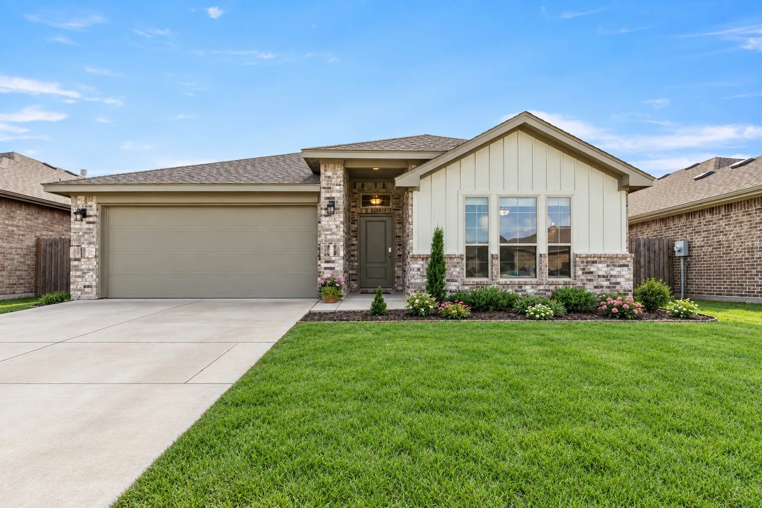 Single Family Residence For Sale in Hill County , 206 Hubbard Street, Hillsboro, Texas 76645, 3 Bedroom, 2 Bathroom, 2 Garage spaces, 1,620 Sqft, built in 2020, mls#21404561, Real Estate Agent in Hillsboro, Homes For Sale in Hill county, Homes For Sale in Hillsboro, Realtor in Hillsboro Texas, Real Estate Brokerage Independent Realty Texas, Luminita Cordes Realtor