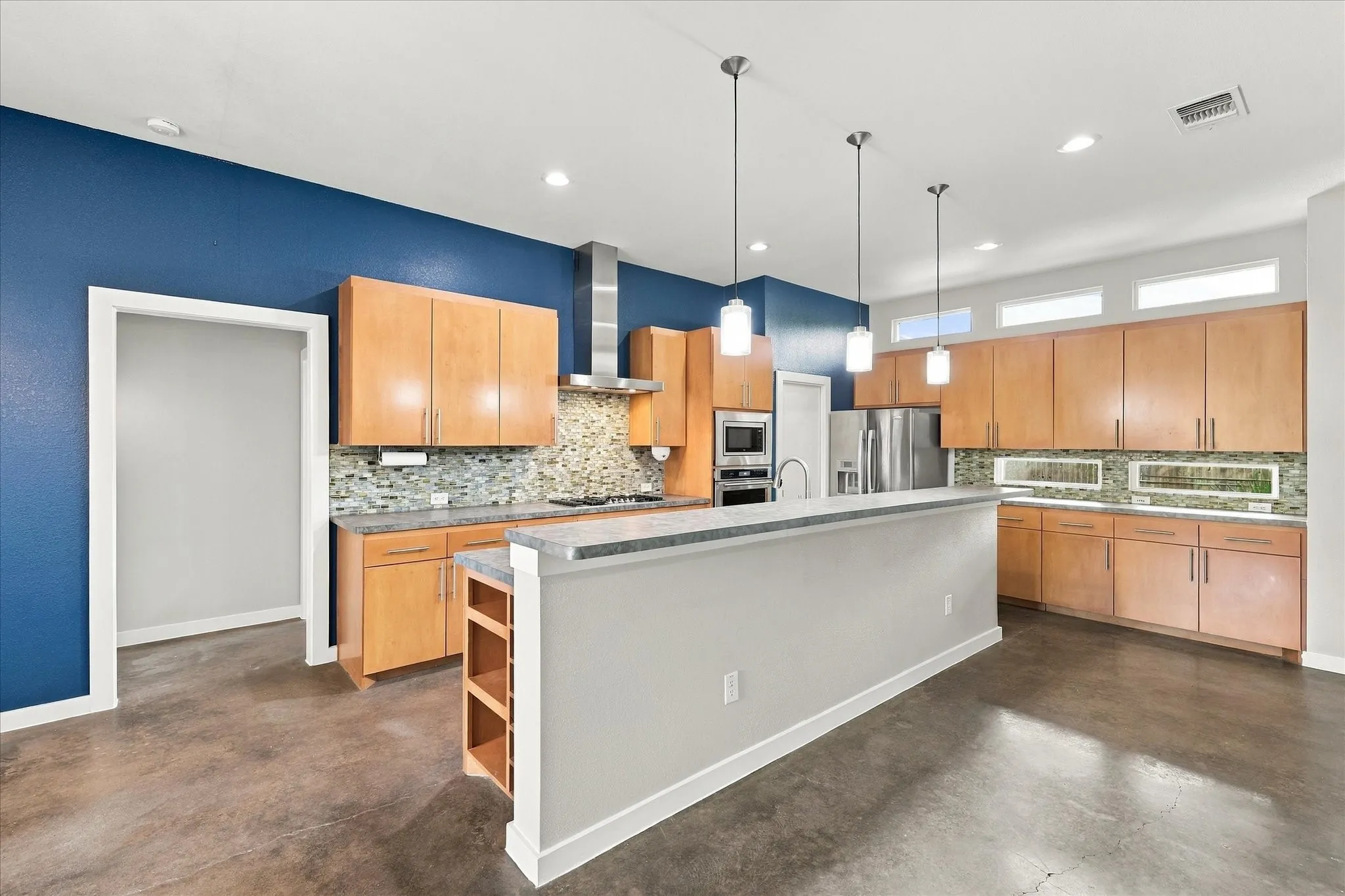 Gas cooktop with vented exhaust, stainless steel appl & tons of cabinets!