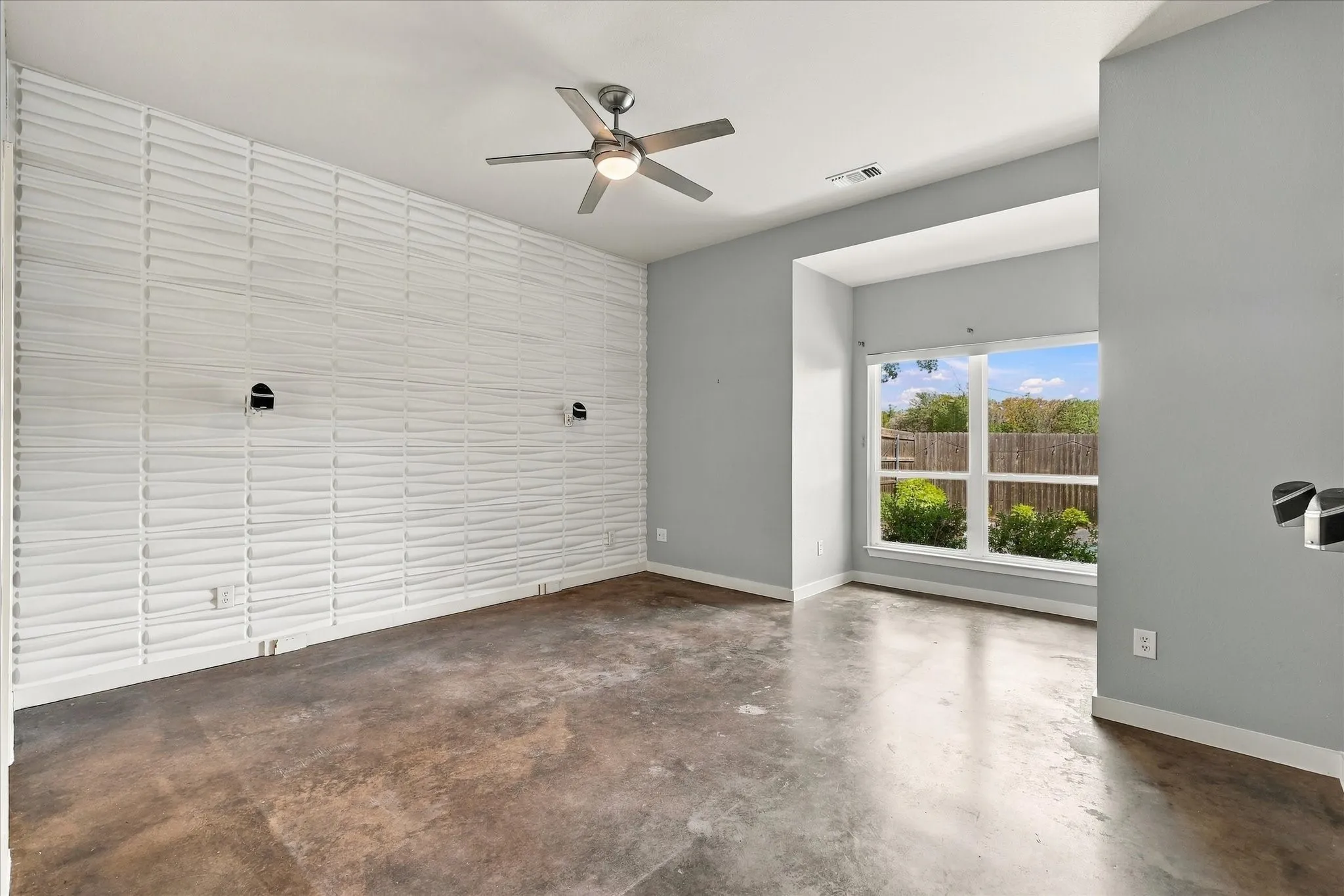 Main Br. is split down for privacy & has an accent wall & sitting area.