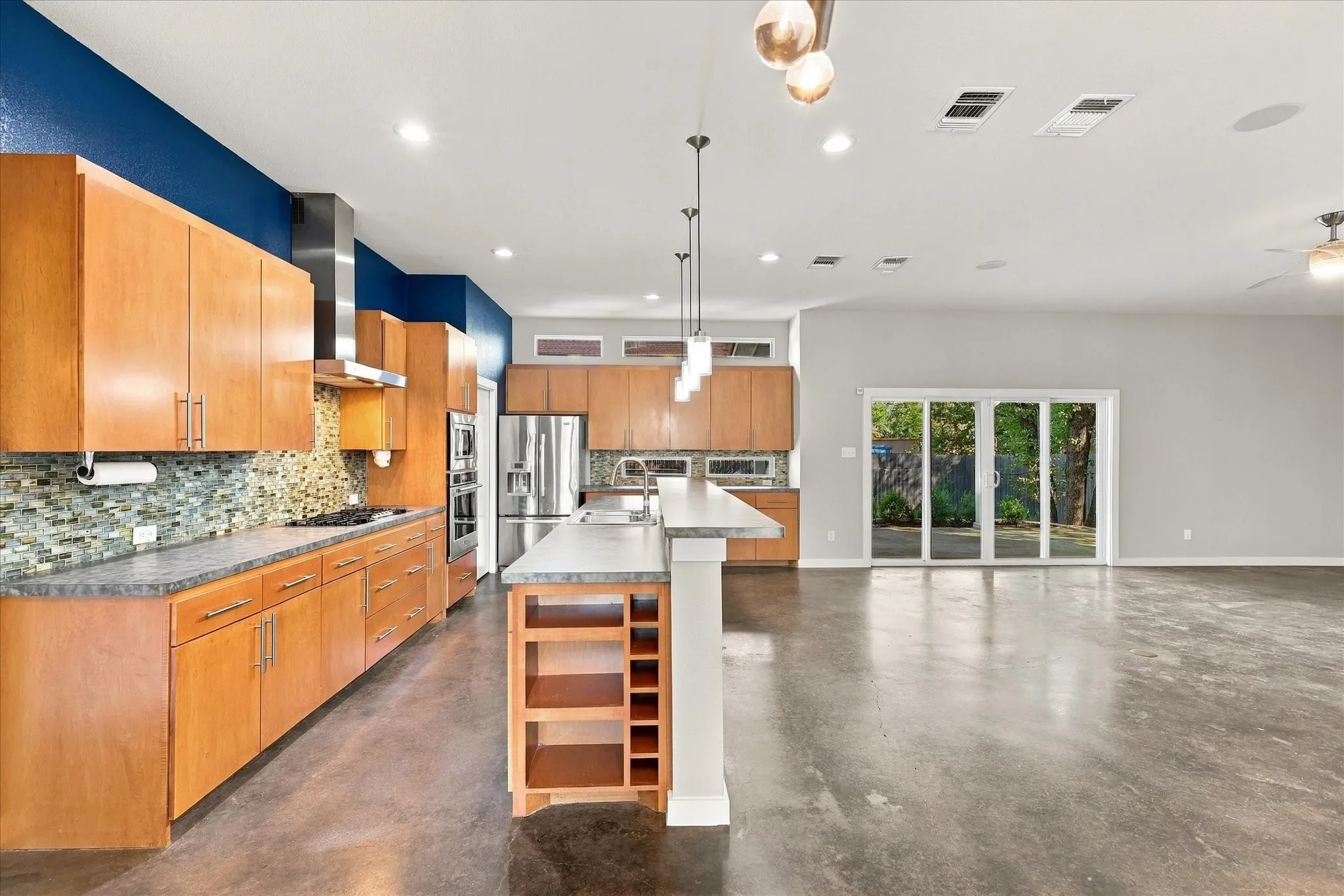 Gas cooktop with vented exhaust, stainless steel appl & tons of cabinets! Open to the Liv area.