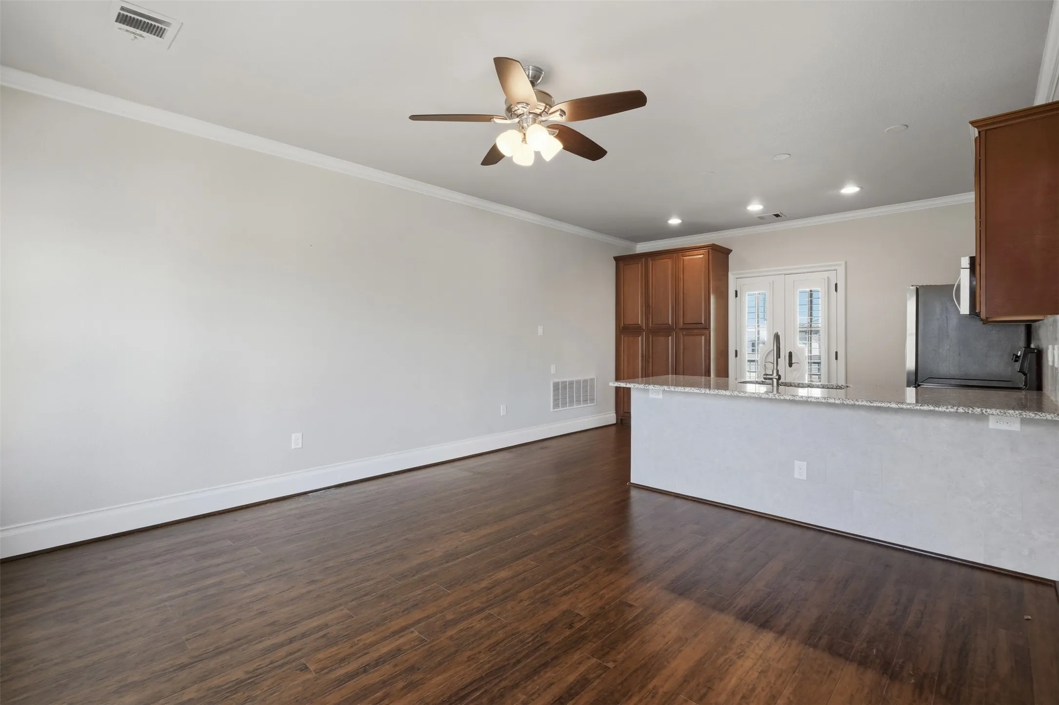 The guest quarters above the garage is a fully appointed suite featuring one bedroom, one bathroom, a family room, and a well-equipped kitchen — finished to the same high standard as the main residence.