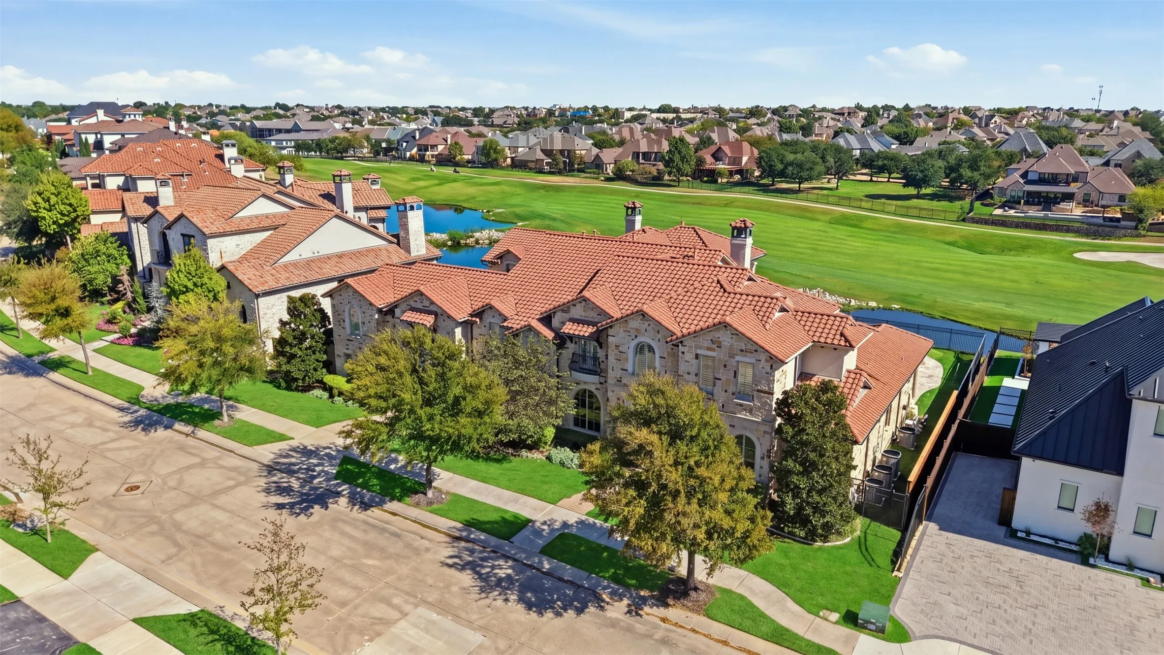 Spectacular golf course and pond setting