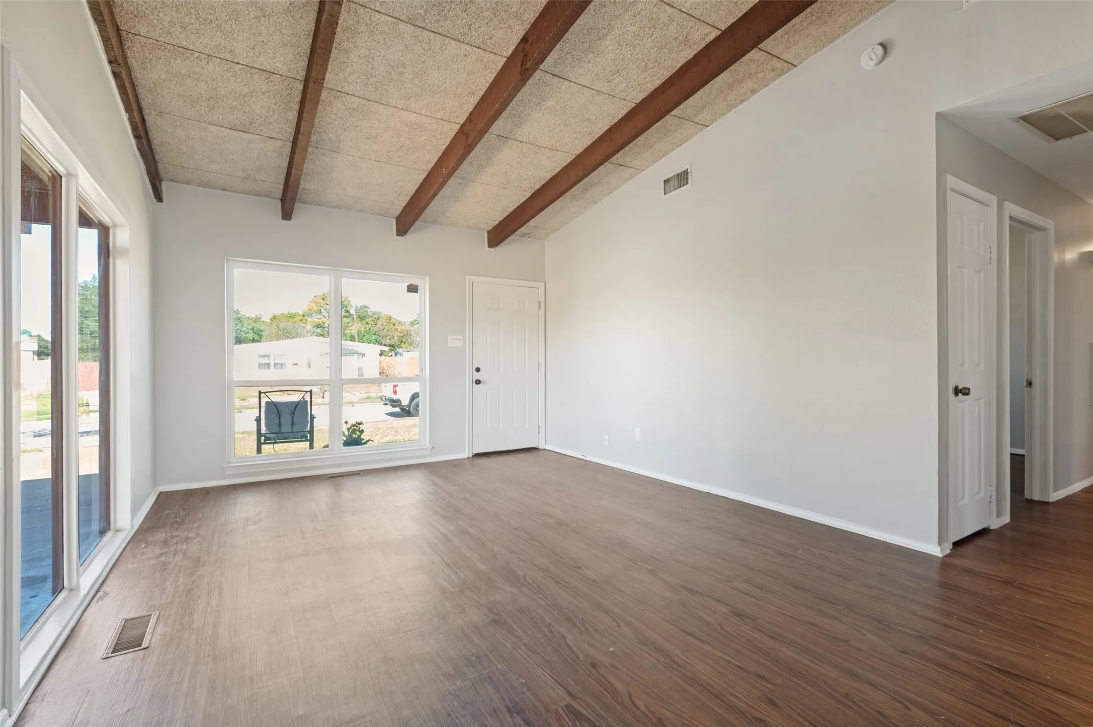 Single Family Residence For Sale in Dallas County , 2686 Roger Williams Drive, Irving, Texas 75061, 4 Bedroom, 2 Bathroom, 1 Garage spaces, 1,883 Sqft, built in 1956, mls#21406200, Real Estate Agent in Irving, Homes For Sale in Dallas county, Homes For Sale in Irving, Realtor in Irving Texas, Real Estate Brokerage Independent Realty Texas, Luminita Cordes Realtor