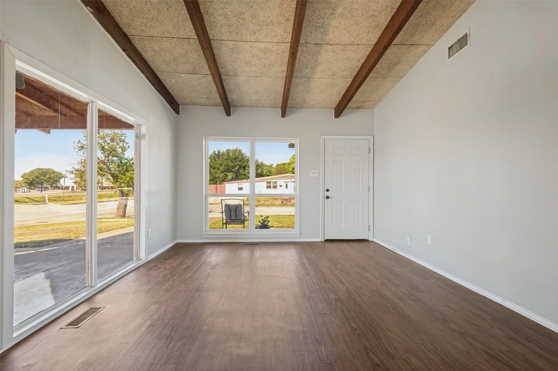 Single Family Residence For Sale in Dallas County , 2686 Roger Williams Drive, Irving, Texas 75061, 4 Bedroom, 2 Bathroom, 1 Garage spaces, 1,883 Sqft, built in 1956, mls#21406200, Real Estate Agent in Irving, Homes For Sale in Dallas county, Homes For Sale in Irving, Realtor in Irving Texas, Real Estate Brokerage Independent Realty Texas, Luminita Cordes Realtor