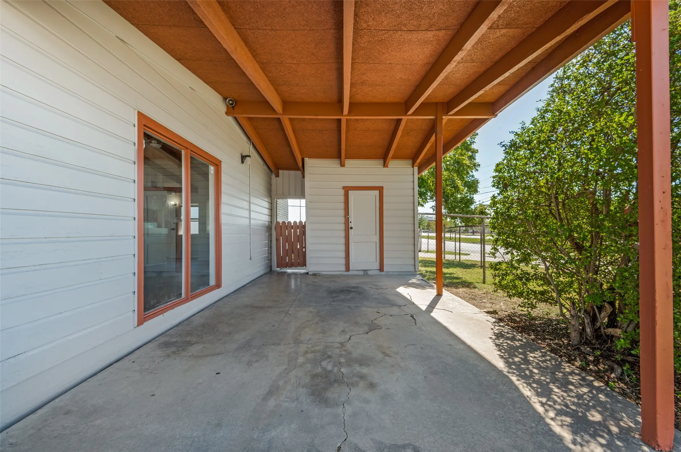 Single Family Residence For Sale in Dallas County , 2686 Roger Williams Drive, Irving, Texas 75061, 4 Bedroom, 2 Bathroom, 1 Garage spaces, 1,883 Sqft, built in 1956, mls#21406200, Real Estate Agent in Irving, Homes For Sale in Dallas county, Homes For Sale in Irving, Realtor in Irving Texas, Real Estate Brokerage Independent Realty Texas, Luminita Cordes Realtor