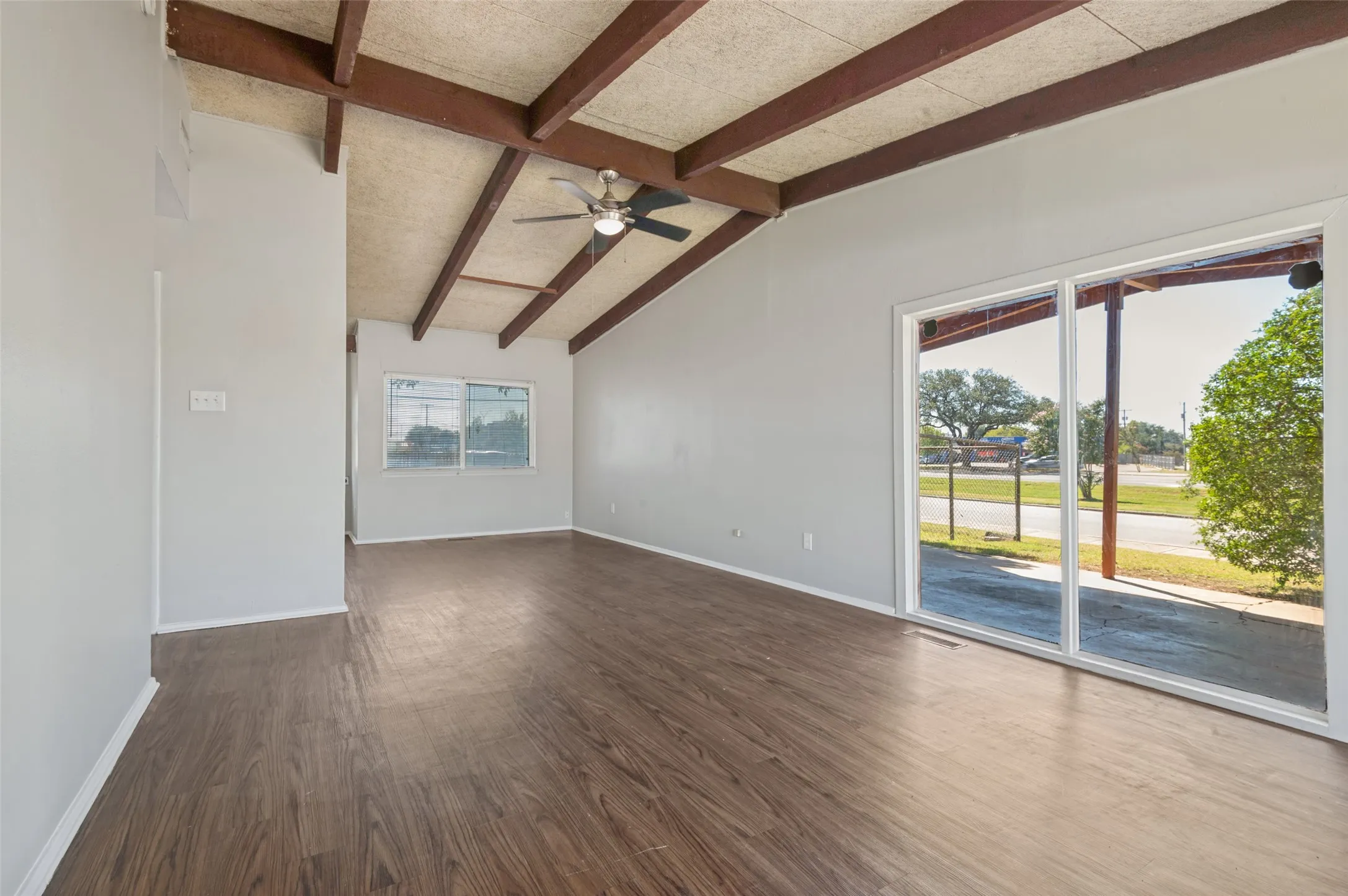 Single Family Residence For Sale in Dallas County , 2686 Roger Williams Drive, Irving, Texas 75061, 4 Bedroom, 2 Bathroom, 1 Garage spaces, 1,883 Sqft, built in 1956, mls#21406200, Real Estate Agent in Irving, Homes For Sale in Dallas county, Homes For Sale in Irving, Realtor in Irving Texas, Real Estate Brokerage Independent Realty Texas, Luminita Cordes Realtor