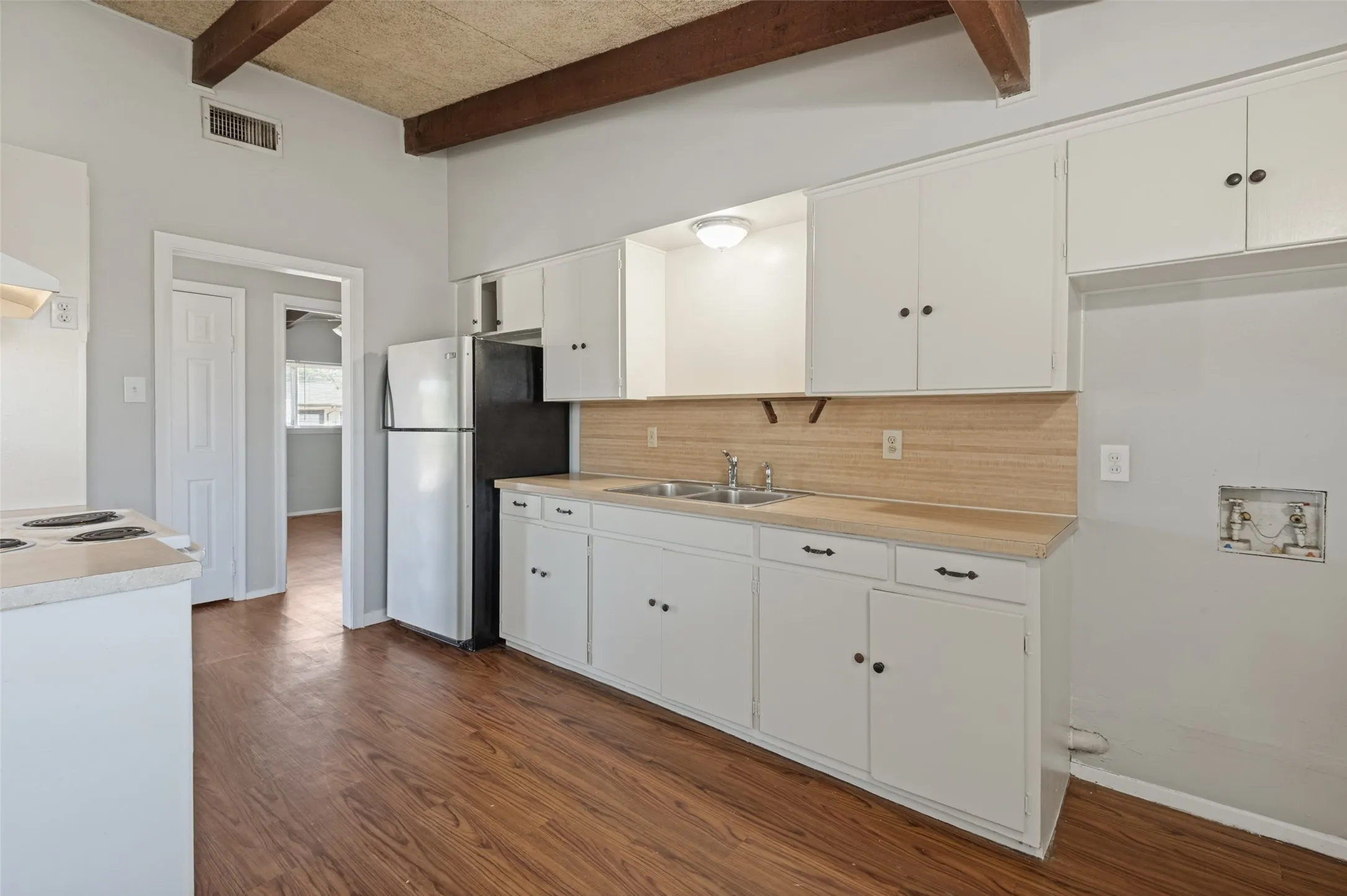 Single Family Residence For Sale in Dallas County , 2686 Roger Williams Drive, Irving, Texas 75061, 4 Bedroom, 2 Bathroom, 1 Garage spaces, 1,883 Sqft, built in 1956, mls#21406200, Real Estate Agent in Irving, Homes For Sale in Dallas county, Homes For Sale in Irving, Realtor in Irving Texas, Real Estate Brokerage Independent Realty Texas, Luminita Cordes Realtor
