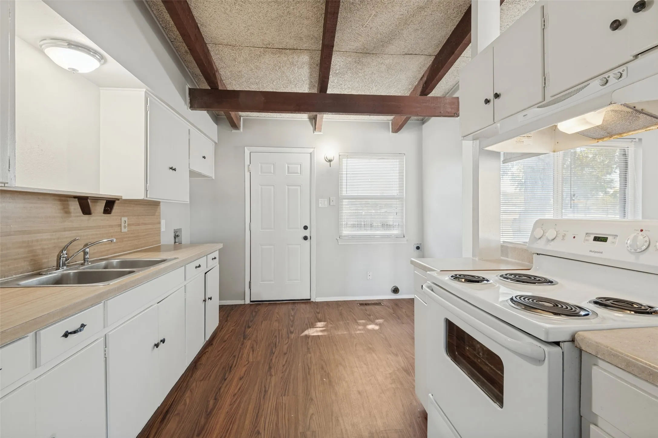 Single Family Residence For Sale in Dallas County , 2686 Roger Williams Drive, Irving, Texas 75061, 4 Bedroom, 2 Bathroom, 1 Garage spaces, 1,883 Sqft, built in 1956, mls#21406200, Real Estate Agent in Irving, Homes For Sale in Dallas county, Homes For Sale in Irving, Realtor in Irving Texas, Real Estate Brokerage Independent Realty Texas, Luminita Cordes Realtor
