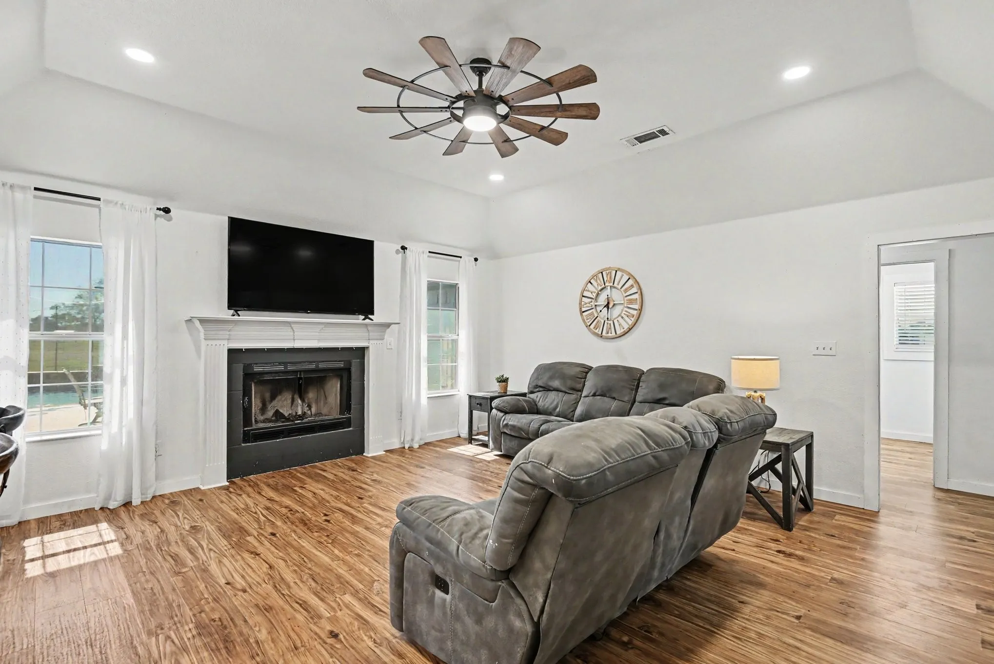 Single Family Residence For Sale in Wise County , 152 Angus Court, Paradise, Texas 76073, 4 Bedroom, 4 Bathroom, 2 Garage spaces, 3,276 Sqft, built in 1999, mls#21392144, Real Estate Agent in Paradise, Homes For Sale in Wise county, Homes For Sale in Paradise, Realtor in Paradise Texas, Real Estate Brokerage Independent Realty Texas, Luminita Cordes Realtor