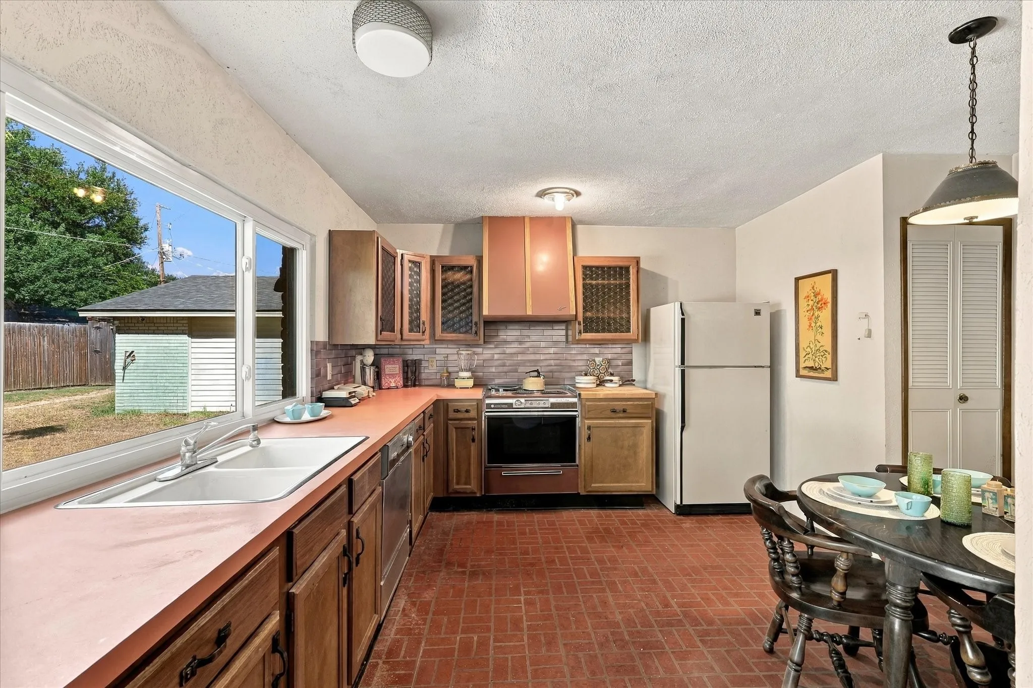 Single Family Residence For Sale in Dallas County , 738 Timberdale Street, Grand Prairie, Texas 75052, 3 Bedroom, 2 Bathroom, 2 Garage spaces, 1,420 Sqft, built in 1976, mls#21407572, Real Estate Agent in Grand Prairie, Homes For Sale in Dallas county, Homes For Sale in Grand Prairie, Realtor in Grand Prairie Texas, Real Estate Brokerage Independent Realty Texas, Luminita Cordes Realtor