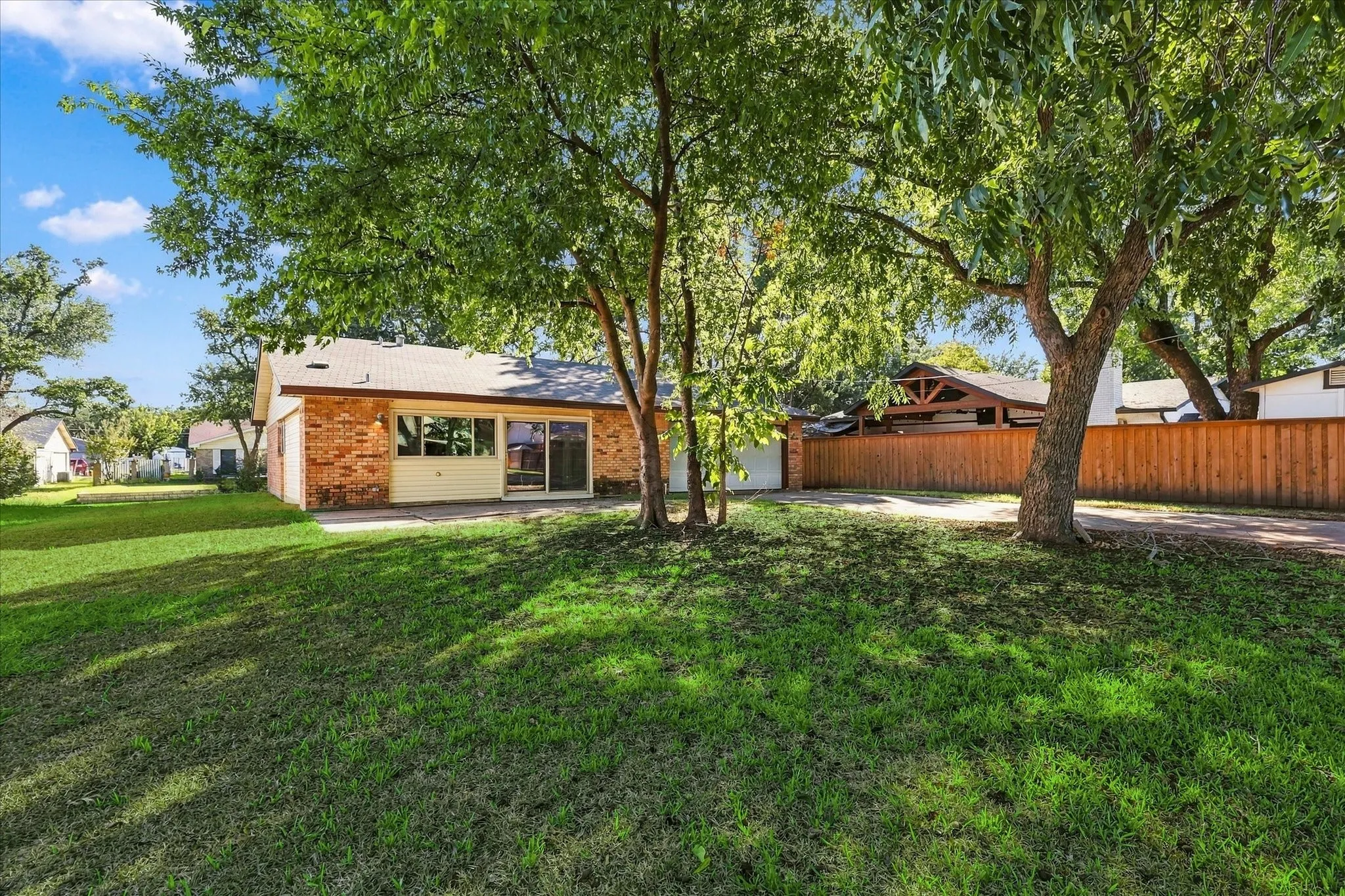 Single Family Residence For Sale in Dallas County , 738 Timberdale Street, Grand Prairie, Texas 75052, 3 Bedroom, 2 Bathroom, 2 Garage spaces, 1,420 Sqft, built in 1976, mls#21407572, Real Estate Agent in Grand Prairie, Homes For Sale in Dallas county, Homes For Sale in Grand Prairie, Realtor in Grand Prairie Texas, Real Estate Brokerage Independent Realty Texas, Luminita Cordes Realtor