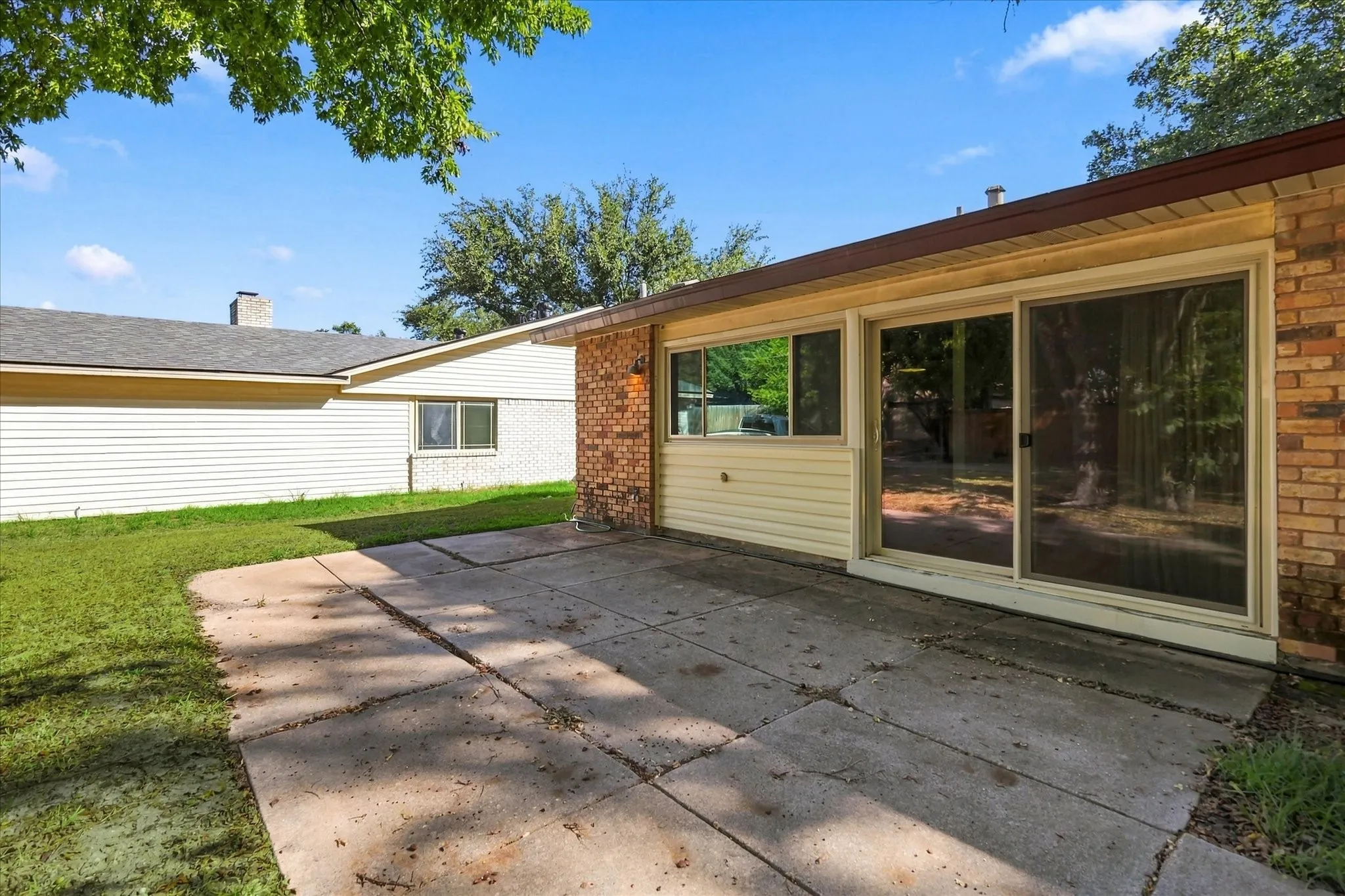 Single Family Residence For Sale in Dallas County , 738 Timberdale Street, Grand Prairie, Texas 75052, 3 Bedroom, 2 Bathroom, 2 Garage spaces, 1,420 Sqft, built in 1976, mls#21407572, Real Estate Agent in Grand Prairie, Homes For Sale in Dallas county, Homes For Sale in Grand Prairie, Realtor in Grand Prairie Texas, Real Estate Brokerage Independent Realty Texas, Luminita Cordes Realtor