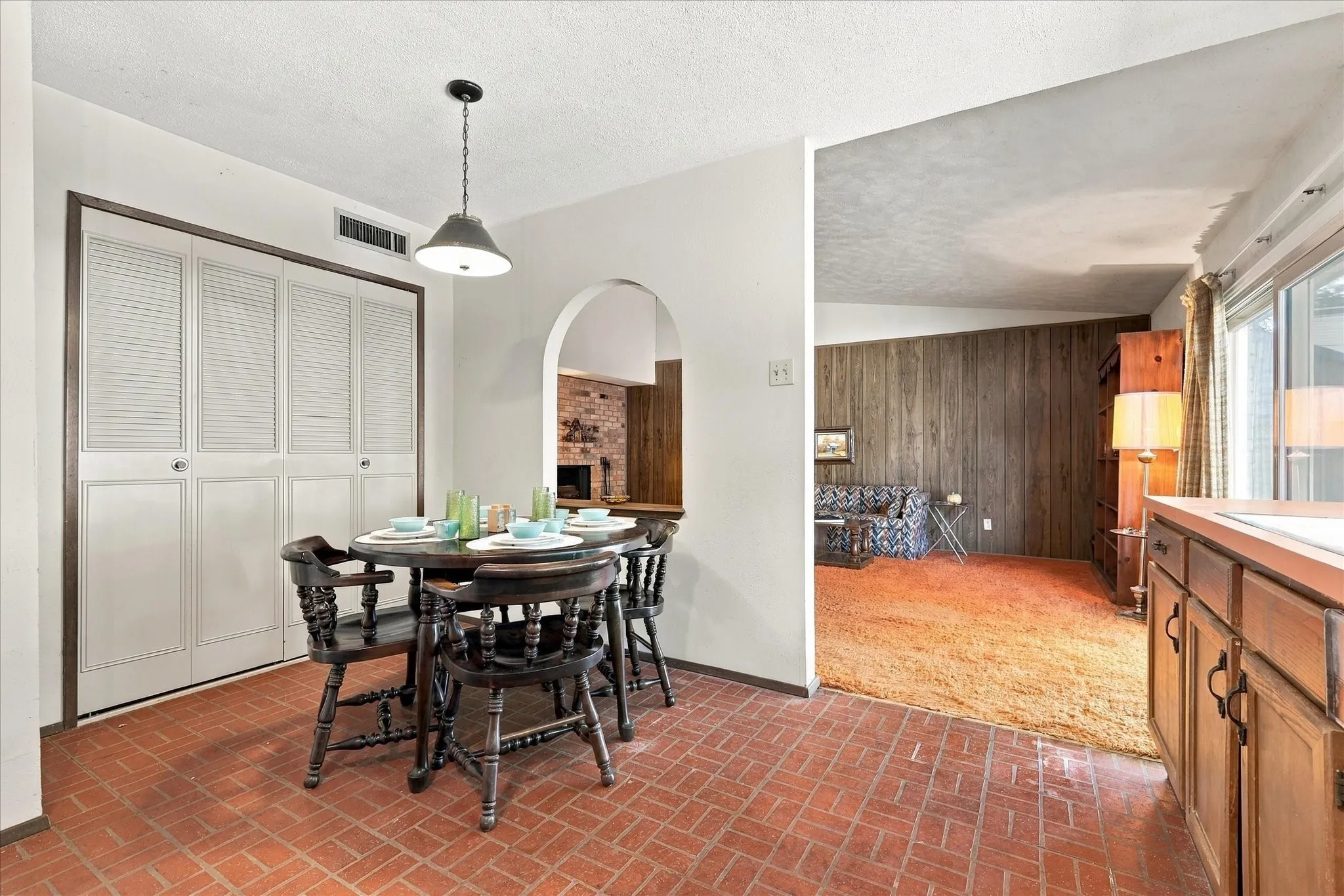 Single Family Residence For Sale in Dallas County , 738 Timberdale Street, Grand Prairie, Texas 75052, 3 Bedroom, 2 Bathroom, 2 Garage spaces, 1,420 Sqft, built in 1976, mls#21407572, Real Estate Agent in Grand Prairie, Homes For Sale in Dallas county, Homes For Sale in Grand Prairie, Realtor in Grand Prairie Texas, Real Estate Brokerage Independent Realty Texas, Luminita Cordes Realtor