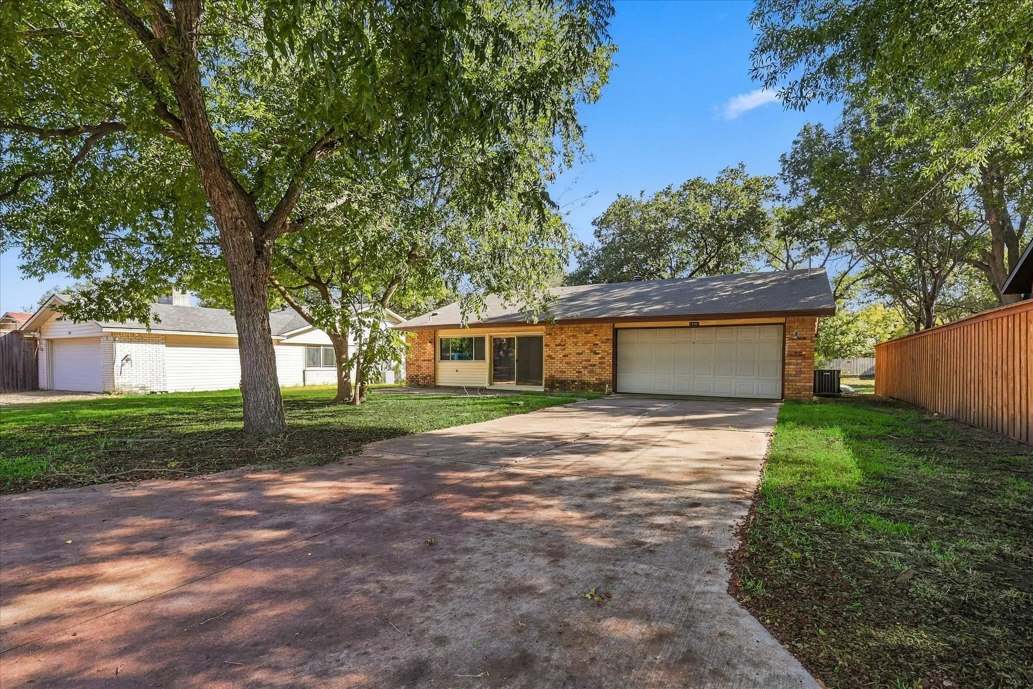 Single Family Residence For Sale in Dallas County , 738 Timberdale Street, Grand Prairie, Texas 75052, 3 Bedroom, 2 Bathroom, 2 Garage spaces, 1,420 Sqft, built in 1976, mls#21407572, Real Estate Agent in Grand Prairie, Homes For Sale in Dallas county, Homes For Sale in Grand Prairie, Realtor in Grand Prairie Texas, Real Estate Brokerage Independent Realty Texas, Luminita Cordes Realtor