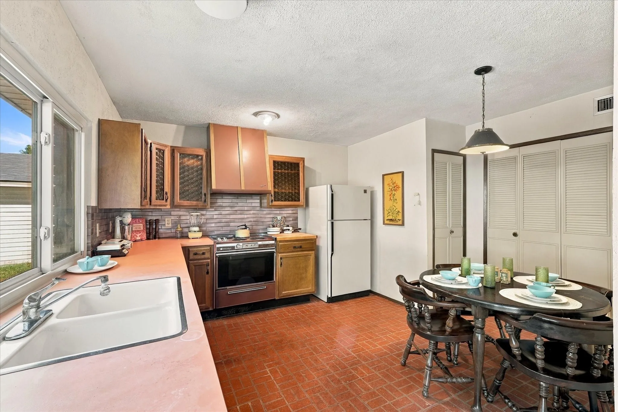 Single Family Residence For Sale in Dallas County , 738 Timberdale Street, Grand Prairie, Texas 75052, 3 Bedroom, 2 Bathroom, 2 Garage spaces, 1,420 Sqft, built in 1976, mls#21407572, Real Estate Agent in Grand Prairie, Homes For Sale in Dallas county, Homes For Sale in Grand Prairie, Realtor in Grand Prairie Texas, Real Estate Brokerage Independent Realty Texas, Luminita Cordes Realtor
