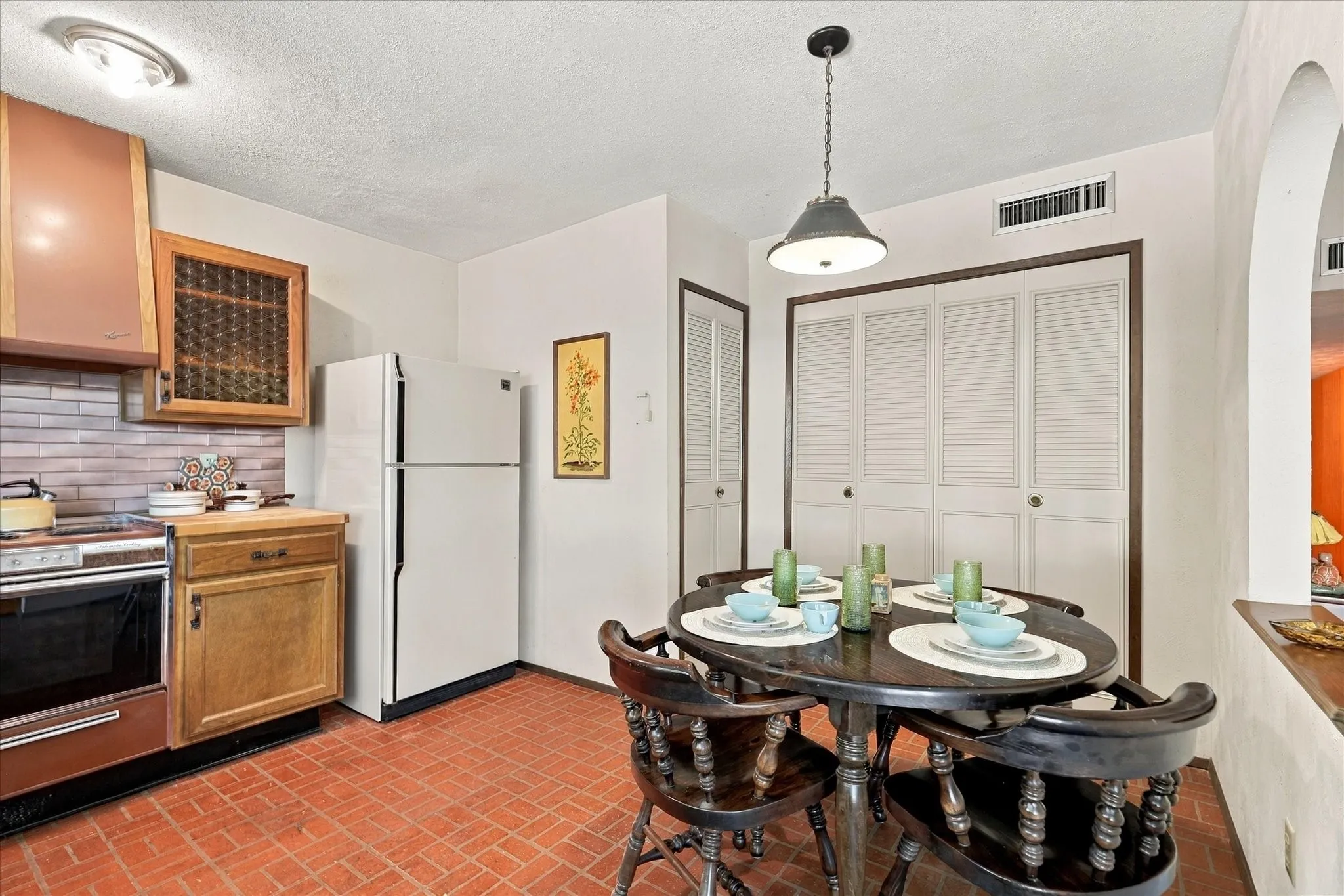 Single Family Residence For Sale in Dallas County , 738 Timberdale Street, Grand Prairie, Texas 75052, 3 Bedroom, 2 Bathroom, 2 Garage spaces, 1,420 Sqft, built in 1976, mls#21407572, Real Estate Agent in Grand Prairie, Homes For Sale in Dallas county, Homes For Sale in Grand Prairie, Realtor in Grand Prairie Texas, Real Estate Brokerage Independent Realty Texas, Luminita Cordes Realtor