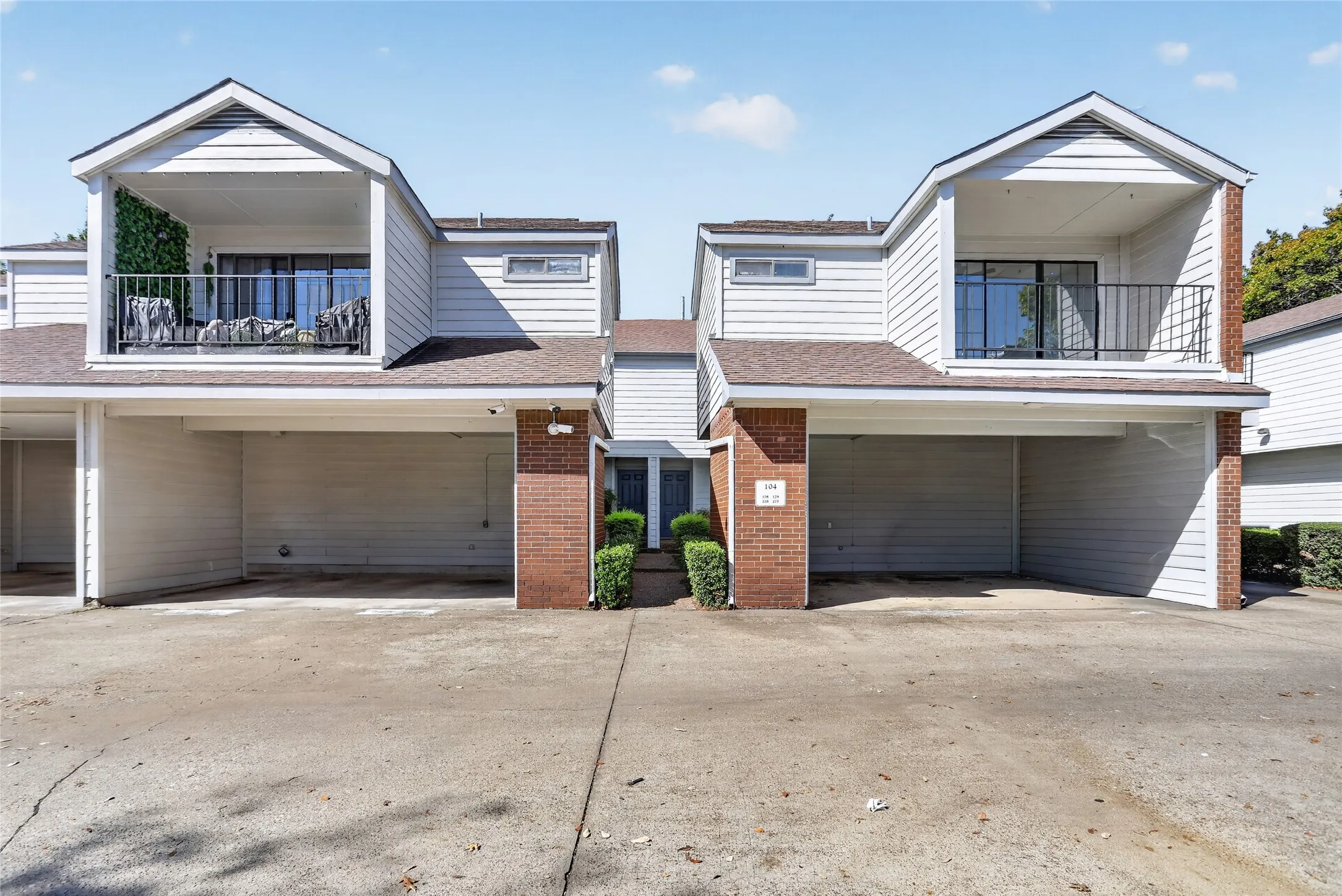 Townhouse For Sale in Dallas County , 5100 Verde Valley Lane 228, Dallas, Texas 75254, 2 Bedroom, 2 Bathroom, Garage spaces, 1,154 Sqft, built in 1982, mls#21407429, Real Estate Agent in Dallas, Homes For Sale in Dallas county, Homes For Sale in Dallas, Realtor in Dallas Texas, Real Estate Brokerage Independent Realty Texas, Luminita Cordes Realtor