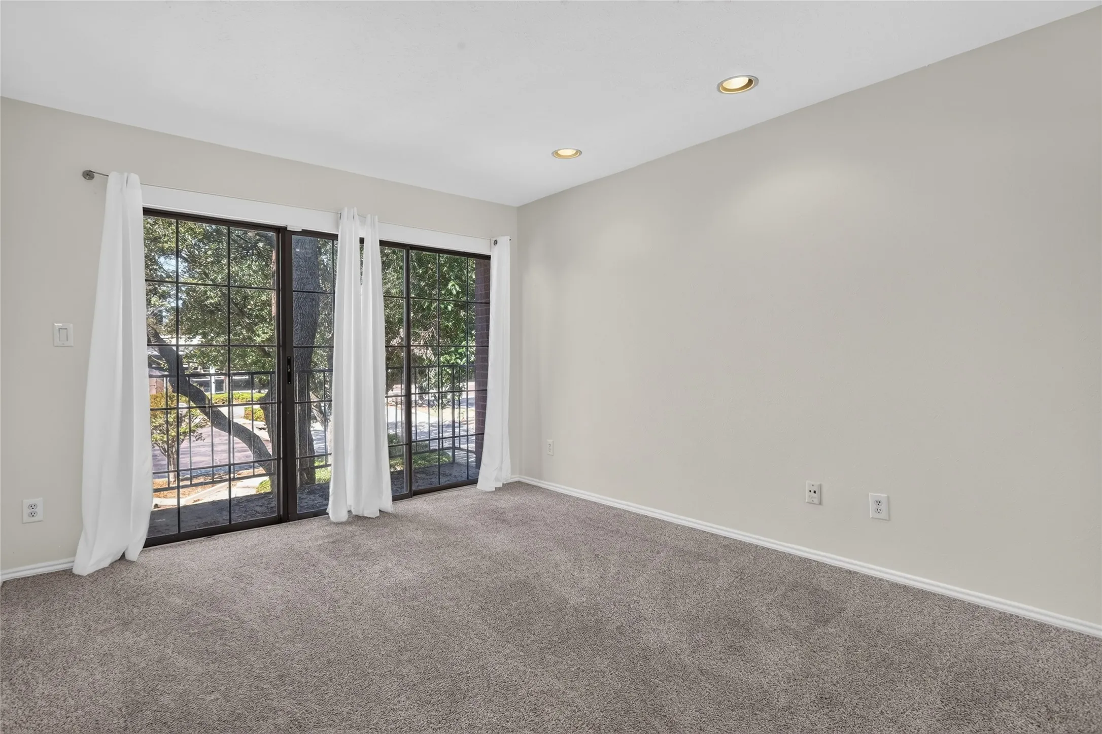 Townhouse For Sale in Dallas County , 5100 Verde Valley Lane 228, Dallas, Texas 75254, 2 Bedroom, 2 Bathroom, Garage spaces, 1,154 Sqft, built in 1982, mls#21407429, Real Estate Agent in Dallas, Homes For Sale in Dallas county, Homes For Sale in Dallas, Realtor in Dallas Texas, Real Estate Brokerage Independent Realty Texas, Luminita Cordes Realtor