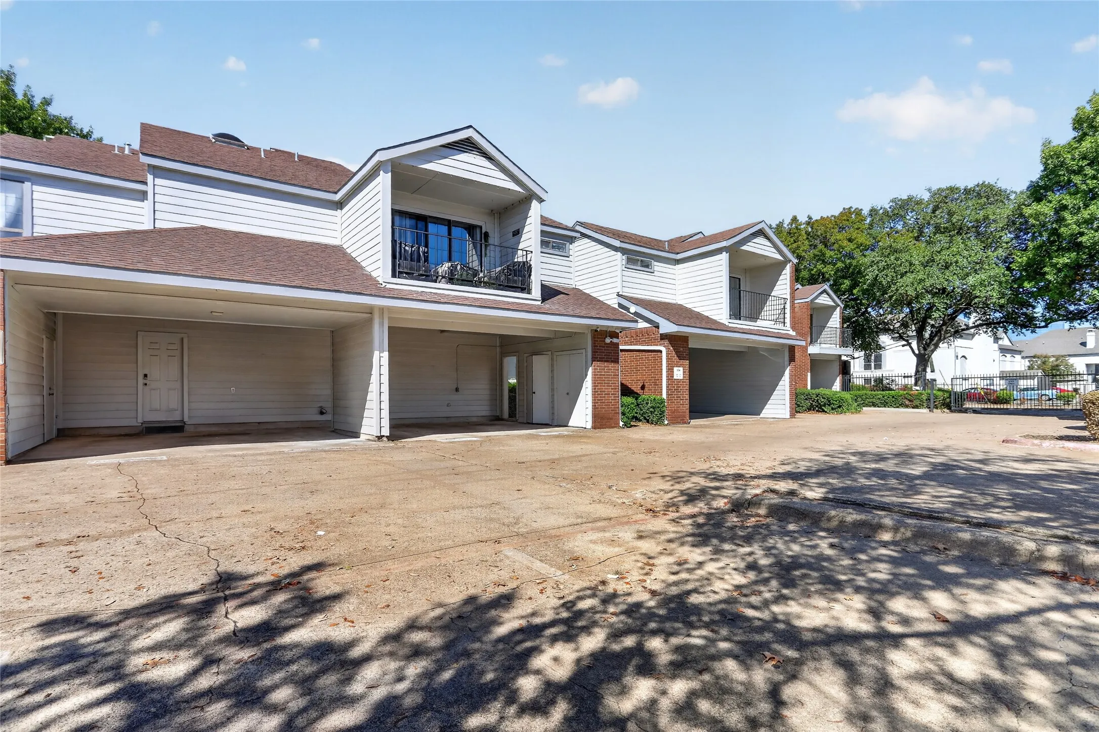 Townhouse For Sale in Dallas County , 5100 Verde Valley Lane 228, Dallas, Texas 75254, 2 Bedroom, 2 Bathroom, Garage spaces, 1,154 Sqft, built in 1982, mls#21407429, Real Estate Agent in Dallas, Homes For Sale in Dallas county, Homes For Sale in Dallas, Realtor in Dallas Texas, Real Estate Brokerage Independent Realty Texas, Luminita Cordes Realtor