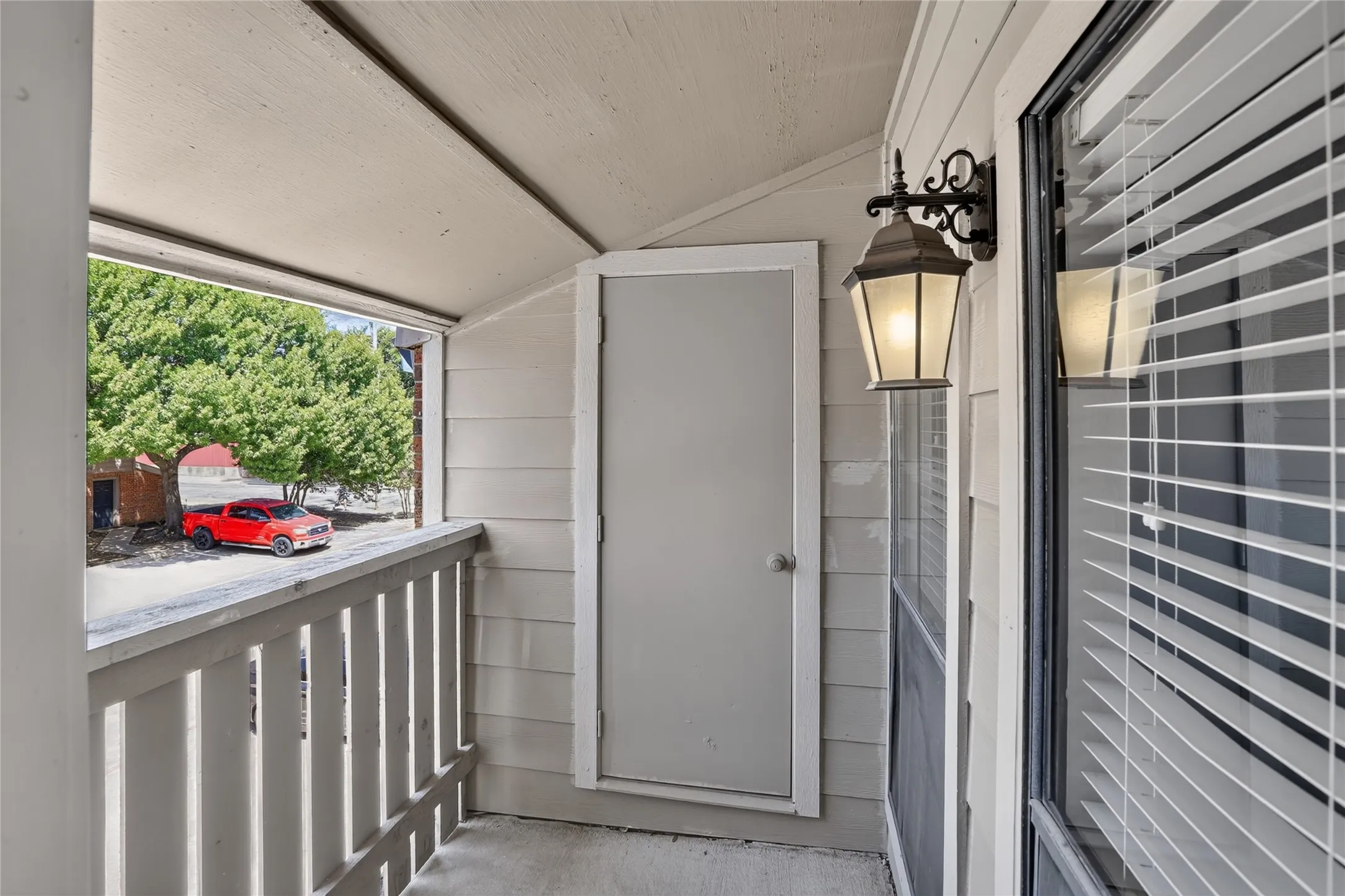 Condominium For Sale in Tarrant County , 2105 Count Fleet Drive 217, Arlington, Texas 76011, 1 Bedroom, 1 Bathroom, Garage spaces, 750 Sqft, built in 1983, mls#21407799, Real Estate Agent in Arlington, Homes For Sale in Tarrant county, Homes For Sale in Arlington, Realtor in Arlington Texas, Real Estate Brokerage Independent Realty Texas, Luminita Cordes Realtor