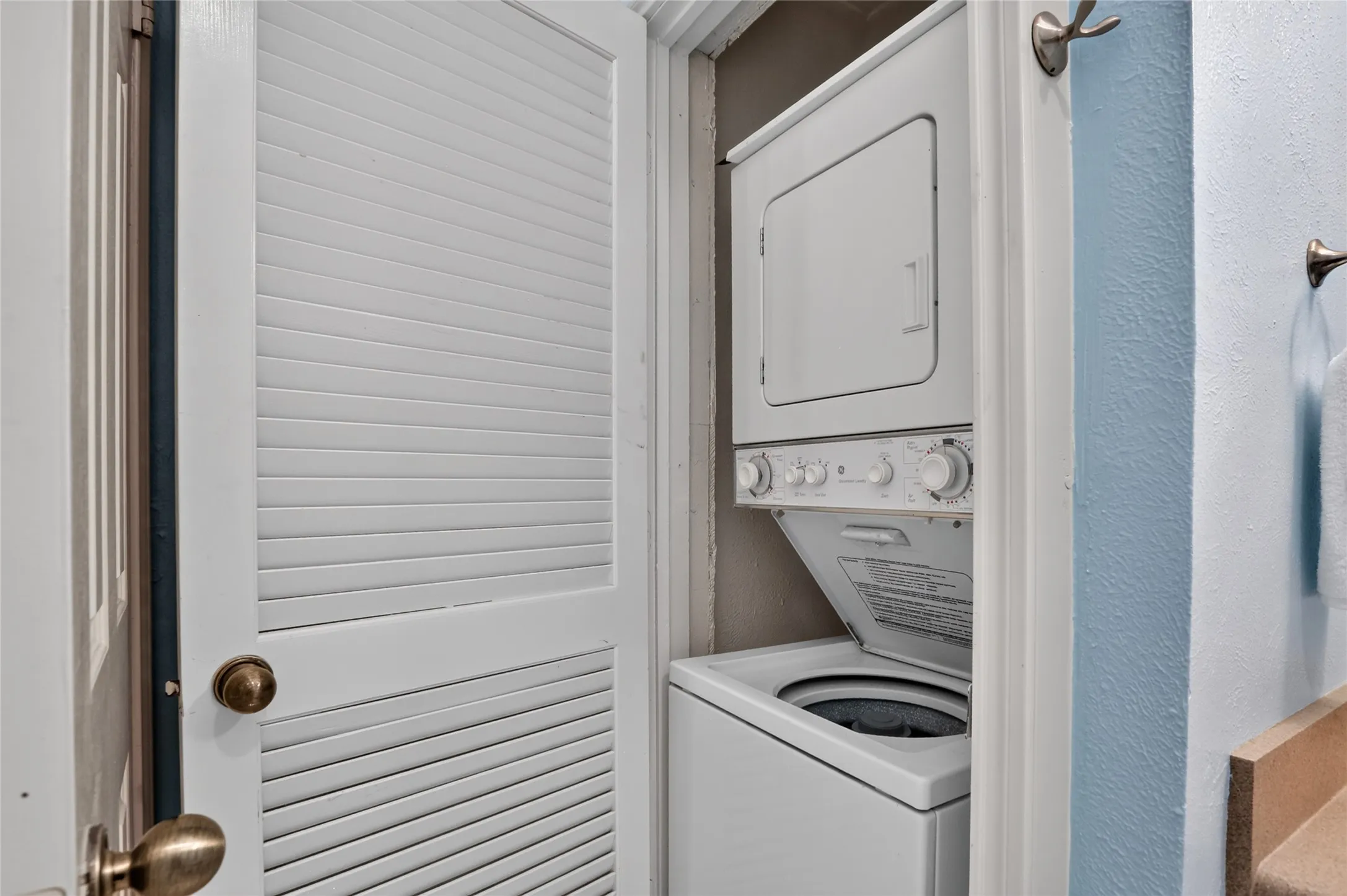 Condominium For Sale in Tarrant County , 2105 Count Fleet Drive 217, Arlington, Texas 76011, 1 Bedroom, 1 Bathroom, Garage spaces, 750 Sqft, built in 1983, mls#21407799, Real Estate Agent in Arlington, Homes For Sale in Tarrant county, Homes For Sale in Arlington, Realtor in Arlington Texas, Real Estate Brokerage Independent Realty Texas, Luminita Cordes Realtor
