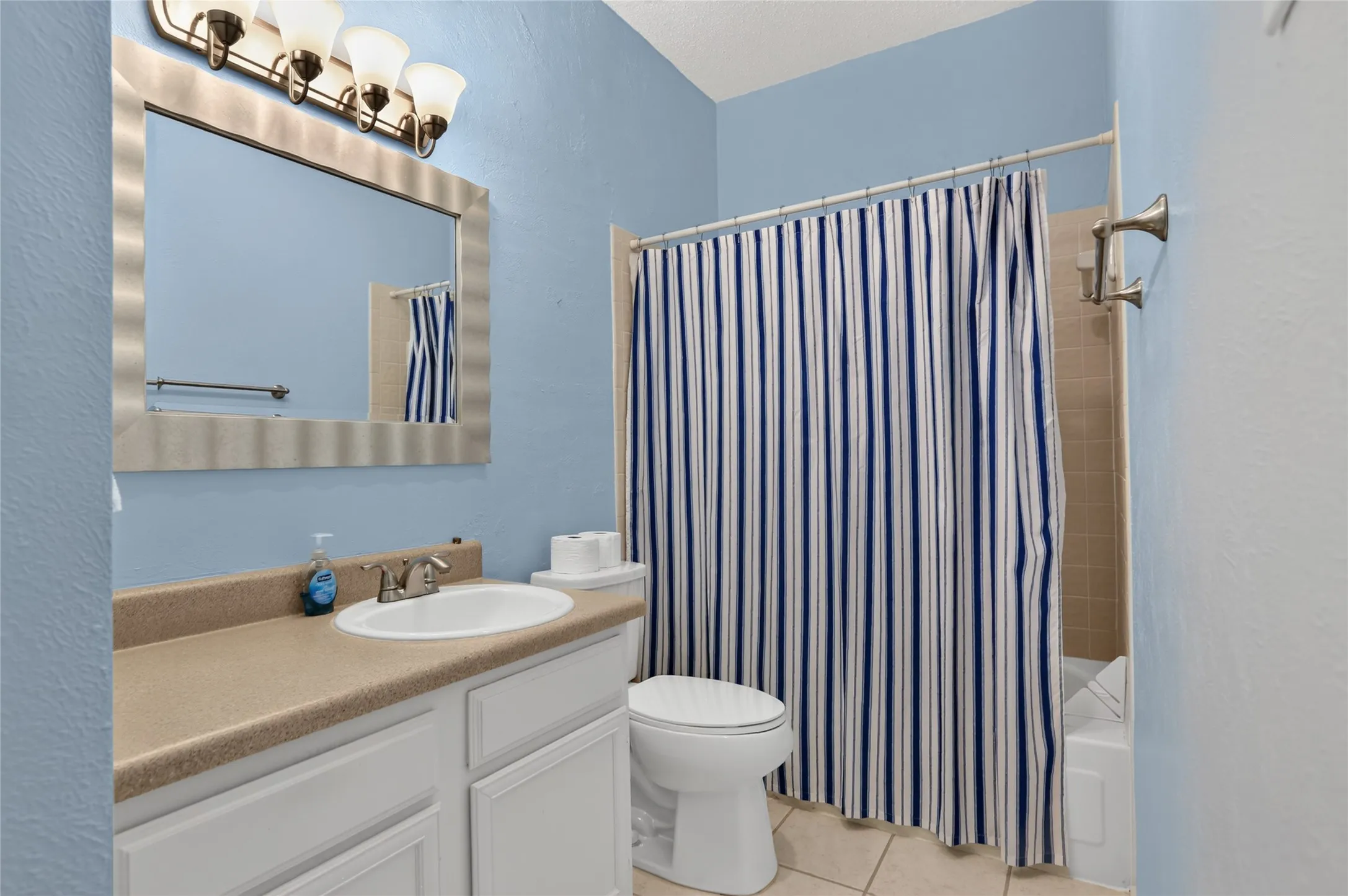 Condominium For Sale in Tarrant County , 2105 Count Fleet Drive 217, Arlington, Texas 76011, 1 Bedroom, 1 Bathroom, Garage spaces, 750 Sqft, built in 1983, mls#21407799, Real Estate Agent in Arlington, Homes For Sale in Tarrant county, Homes For Sale in Arlington, Realtor in Arlington Texas, Real Estate Brokerage Independent Realty Texas, Luminita Cordes Realtor