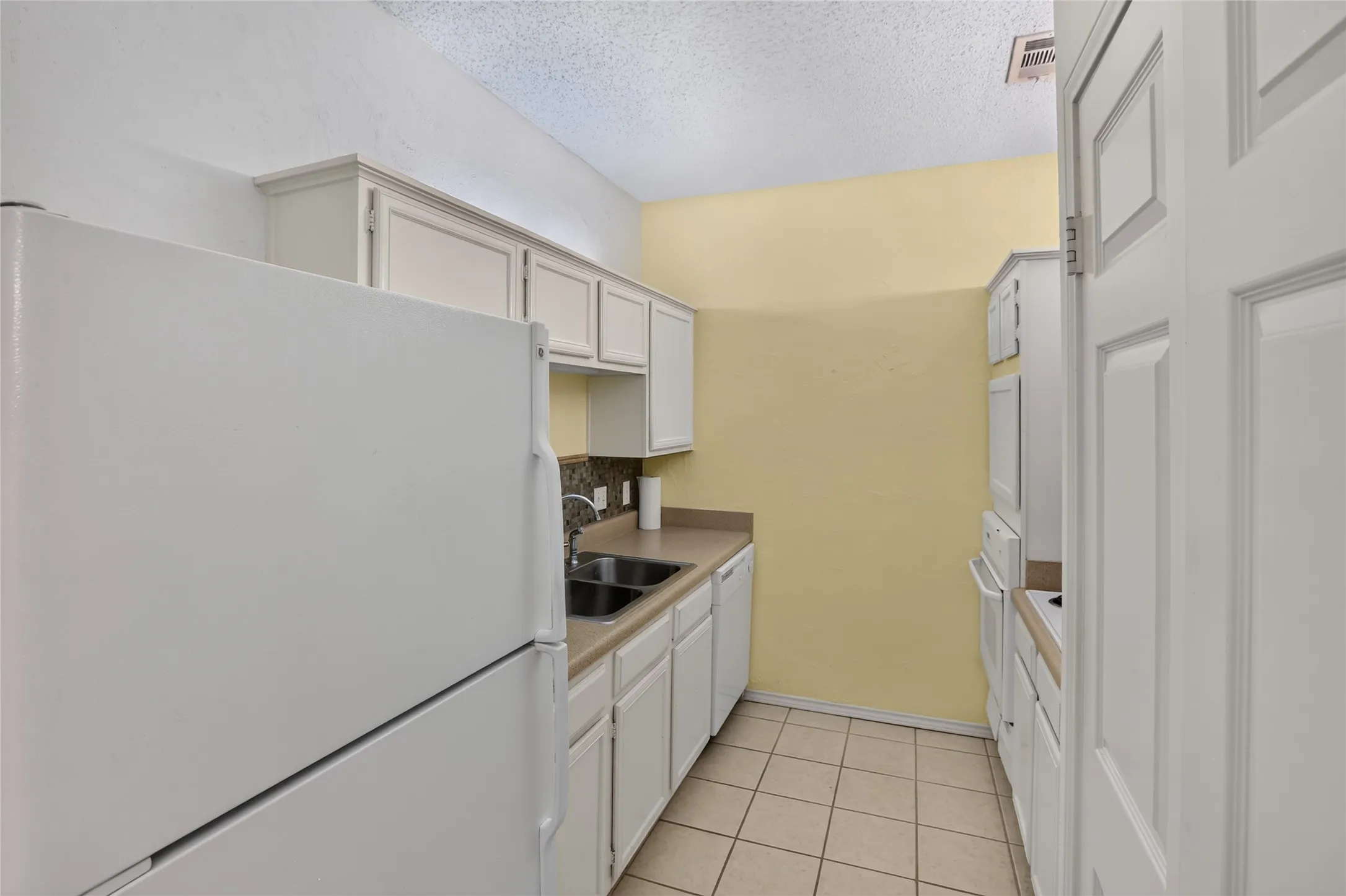 Condominium For Sale in Tarrant County , 2105 Count Fleet Drive 217, Arlington, Texas 76011, 1 Bedroom, 1 Bathroom, Garage spaces, 750 Sqft, built in 1983, mls#21407799, Real Estate Agent in Arlington, Homes For Sale in Tarrant county, Homes For Sale in Arlington, Realtor in Arlington Texas, Real Estate Brokerage Independent Realty Texas, Luminita Cordes Realtor