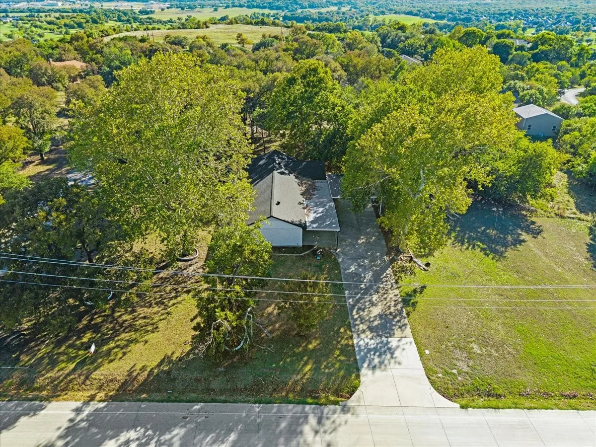 Single Family Residence For Sale in Parker County , 100 Hill Top Court, Willow Park, Texas 76087, 4 Bedroom, 2 Bathroom, 2 Garage spaces, 1,772 Sqft, built in 1967, mls#21407026, Real Estate Agent in Willow Park, Homes For Sale in Parker county, Homes For Sale in Willow Park, Realtor in Willow Park Texas, Real Estate Brokerage Independent Realty Texas, Luminita Cordes Realtor