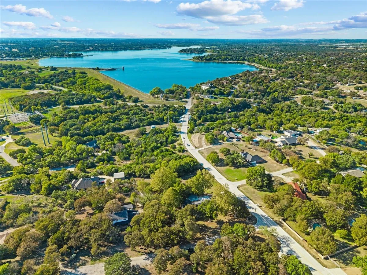 Single Family Residence For Sale in Parker County , 100 Hill Top Court, Willow Park, Texas 76087, 4 Bedroom, 2 Bathroom, 2 Garage spaces, 1,772 Sqft, built in 1967, mls#21407026, Real Estate Agent in Willow Park, Homes For Sale in Parker county, Homes For Sale in Willow Park, Realtor in Willow Park Texas, Real Estate Brokerage Independent Realty Texas, Luminita Cordes Realtor