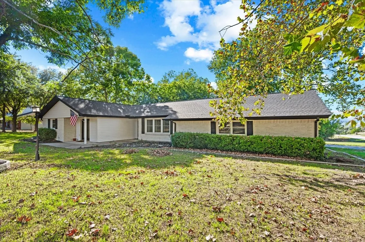 Single Family Residence For Sale in Parker County , 100 Hill Top Court, Willow Park, Texas 76087, 4 Bedroom, 2 Bathroom, 2 Garage spaces, 1,772 Sqft, built in 1967, mls#21407026, Real Estate Agent in Willow Park, Homes For Sale in Parker county, Homes For Sale in Willow Park, Realtor in Willow Park Texas, Real Estate Brokerage Independent Realty Texas, Luminita Cordes Realtor