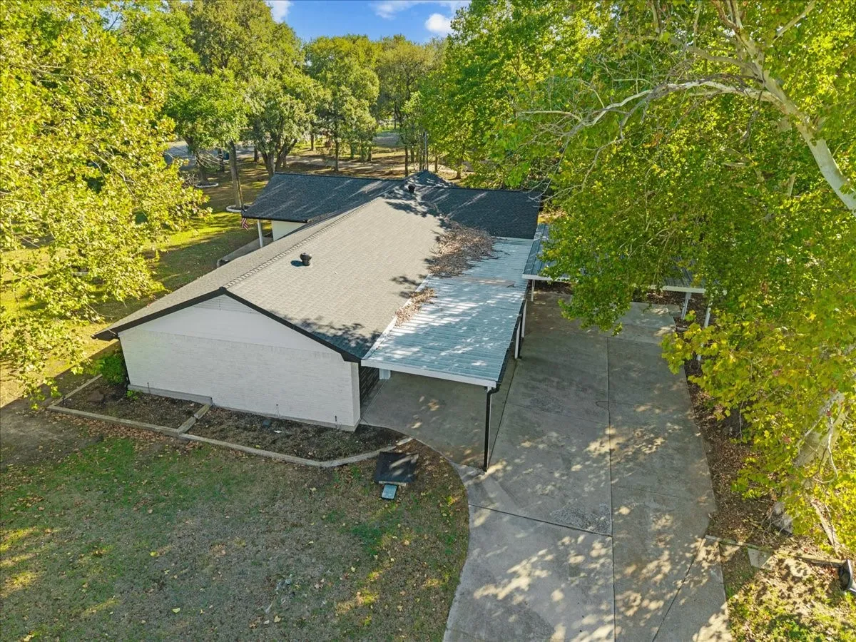 Single Family Residence For Sale in Parker County , 100 Hill Top Court, Willow Park, Texas 76087, 4 Bedroom, 2 Bathroom, 2 Garage spaces, 1,772 Sqft, built in 1967, mls#21407026, Real Estate Agent in Willow Park, Homes For Sale in Parker county, Homes For Sale in Willow Park, Realtor in Willow Park Texas, Real Estate Brokerage Independent Realty Texas, Luminita Cordes Realtor
