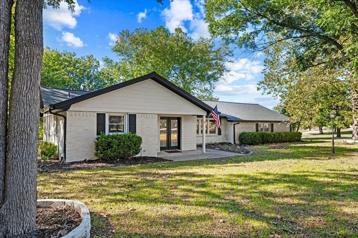 Single Family Residence For Sale in Parker County , 100 Hill Top Court, Willow Park, Texas 76087, 4 Bedroom, 2 Bathroom, 2 Garage spaces, 1,772 Sqft, built in 1967, mls#21407026, Real Estate Agent in Willow Park, Homes For Sale in Parker county, Homes For Sale in Willow Park, Realtor in Willow Park Texas, Real Estate Brokerage Independent Realty Texas, Luminita Cordes Realtor