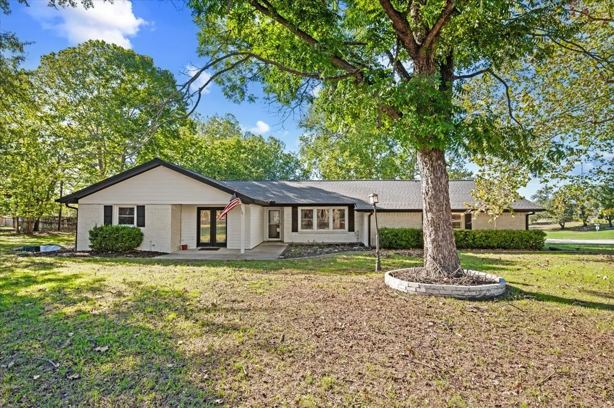 Single Family Residence For Sale in Parker County , 100 Hill Top Court, Willow Park, Texas 76087, 4 Bedroom, 2 Bathroom, 2 Garage spaces, 1,772 Sqft, built in 1967, mls#21407026, Real Estate Agent in Willow Park, Homes For Sale in Parker county, Homes For Sale in Willow Park, Realtor in Willow Park Texas, Real Estate Brokerage Independent Realty Texas, Luminita Cordes Realtor