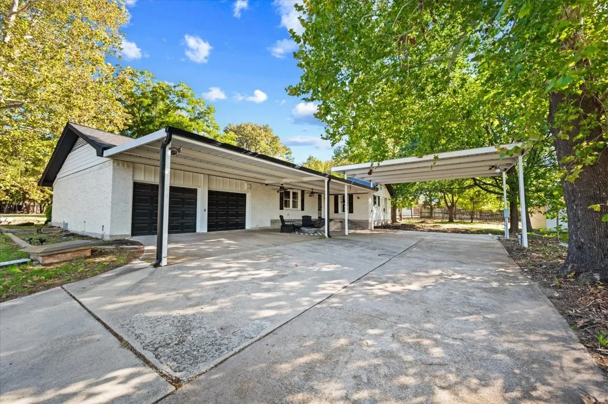 Single Family Residence For Sale in Parker County , 100 Hill Top Court, Willow Park, Texas 76087, 4 Bedroom, 2 Bathroom, 2 Garage spaces, 1,772 Sqft, built in 1967, mls#21407026, Real Estate Agent in Willow Park, Homes For Sale in Parker county, Homes For Sale in Willow Park, Realtor in Willow Park Texas, Real Estate Brokerage Independent Realty Texas, Luminita Cordes Realtor