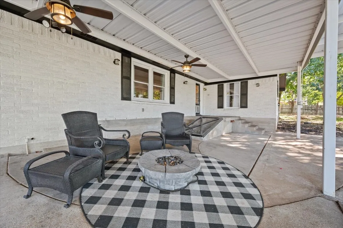 Single Family Residence For Sale in Parker County , 100 Hill Top Court, Willow Park, Texas 76087, 4 Bedroom, 2 Bathroom, 2 Garage spaces, 1,772 Sqft, built in 1967, mls#21407026, Real Estate Agent in Willow Park, Homes For Sale in Parker county, Homes For Sale in Willow Park, Realtor in Willow Park Texas, Real Estate Brokerage Independent Realty Texas, Luminita Cordes Realtor