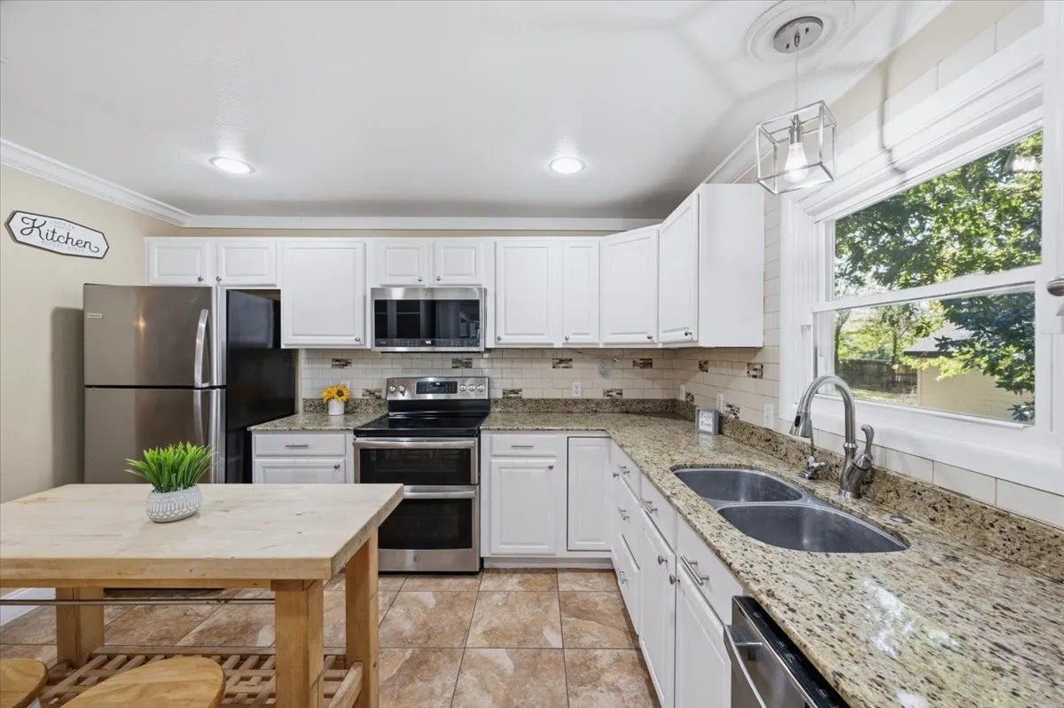 Single Family Residence For Sale in Parker County , 100 Hill Top Court, Willow Park, Texas 76087, 4 Bedroom, 2 Bathroom, 2 Garage spaces, 1,772 Sqft, built in 1967, mls#21407026, Real Estate Agent in Willow Park, Homes For Sale in Parker county, Homes For Sale in Willow Park, Realtor in Willow Park Texas, Real Estate Brokerage Independent Realty Texas, Luminita Cordes Realtor