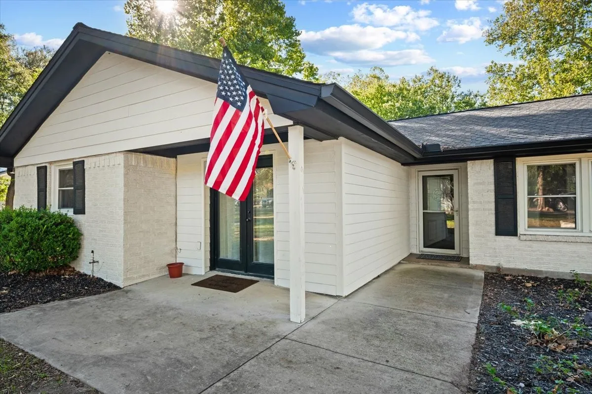 Single Family Residence For Sale in Parker County , 100 Hill Top Court, Willow Park, Texas 76087, 4 Bedroom, 2 Bathroom, 2 Garage spaces, 1,772 Sqft, built in 1967, mls#21407026, Real Estate Agent in Willow Park, Homes For Sale in Parker county, Homes For Sale in Willow Park, Realtor in Willow Park Texas, Real Estate Brokerage Independent Realty Texas, Luminita Cordes Realtor