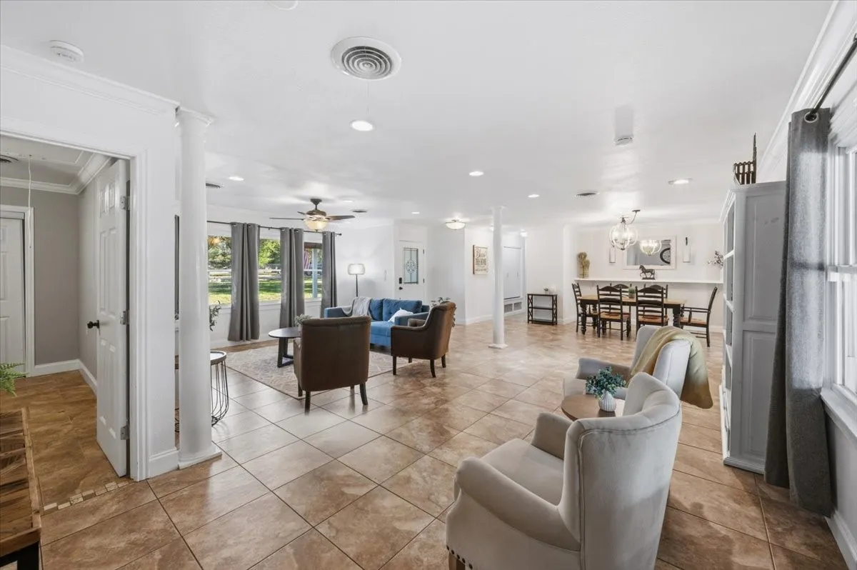 Single Family Residence For Sale in Parker County , 100 Hill Top Court, Willow Park, Texas 76087, 4 Bedroom, 2 Bathroom, 2 Garage spaces, 1,772 Sqft, built in 1967, mls#21407026, Real Estate Agent in Willow Park, Homes For Sale in Parker county, Homes For Sale in Willow Park, Realtor in Willow Park Texas, Real Estate Brokerage Independent Realty Texas, Luminita Cordes Realtor